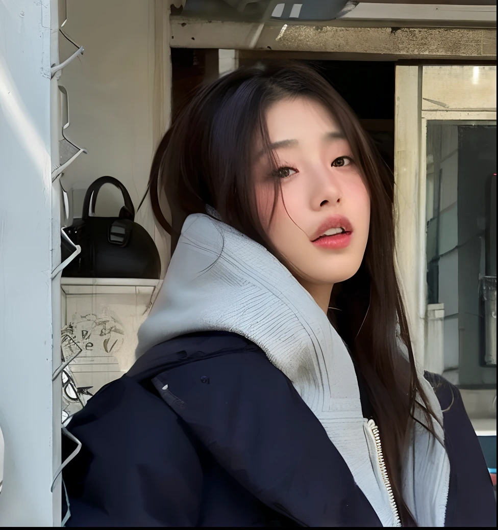 Mujer araffe con abrigo y bufanda de pie fuera de un edificio, Bae Suzy, Chica coreana, ulzzang, Jinyoung Shin, Mujer coreana, Jaeyeon Nam, con cara redonda, Heonhwa Choe, a young asian woman, Hermosa mujer surcoreana, Hermosa joven coreana, Gongbi, Hermosa joven coreana, Ella lleva ropa de calle
