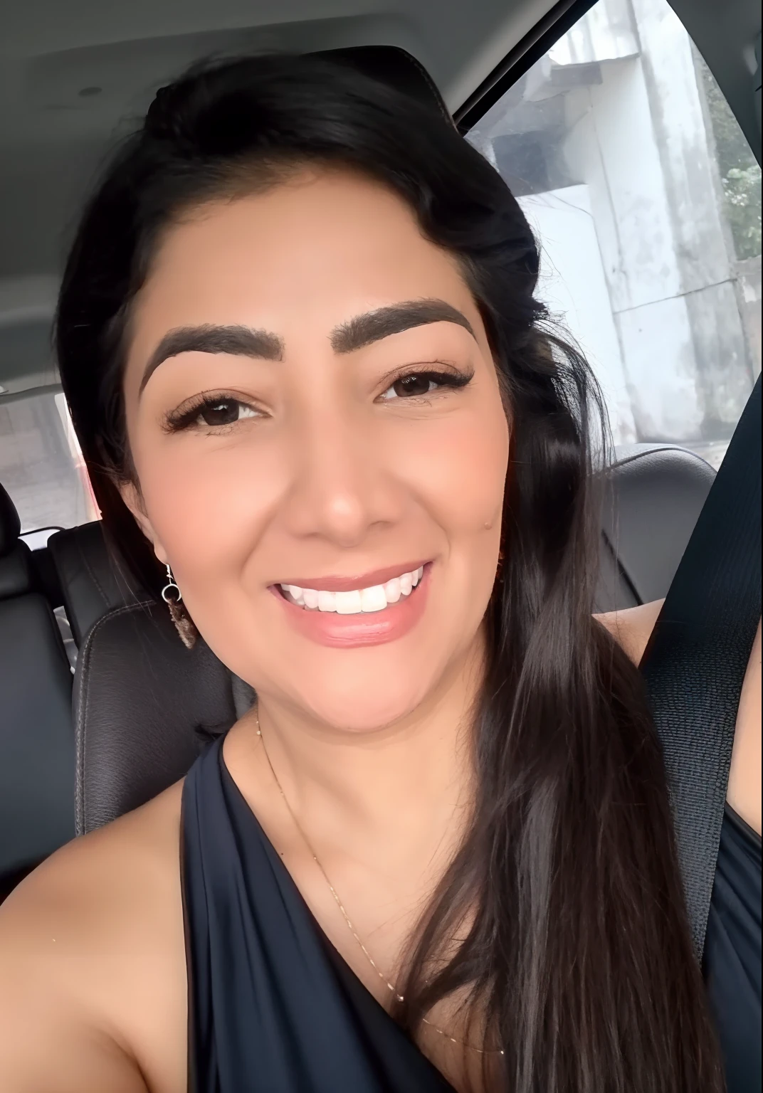 mulher sorridente em um carro com um vestido preto e uma bolsa preta, Alanis Guillen, Karla Ortiz, Lorena Avarez, Mulher mexicana bonita, she is smiling and excited, Mulher de 30 anos, 3 0 anos de idade mulher, lindo rosto latino, She is grinning, sorriso insano, bonito e sorridente, happily smiling at the camera