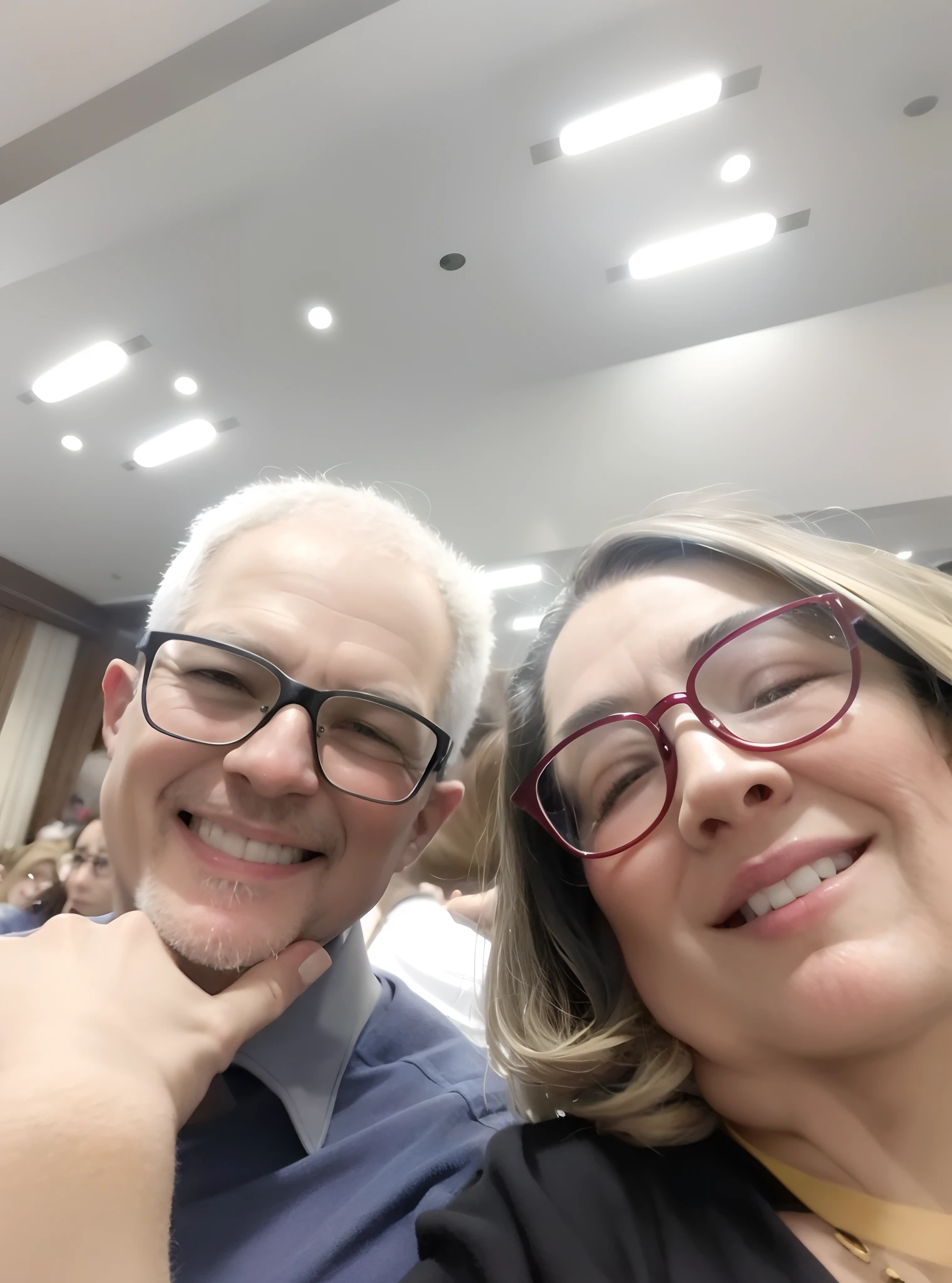 Everybody's wearing glasses, audience selfie, No Congresso Argentino, imagem desfocada, Fotografia Selfie 8k, sitting at the parlament meeting, non blurry, non blurry, both smiling for the camera, foto desfocada, Selfie, intoxicatingly blurry, com nerd! glasses! e cavanhaque, selfie shot straight on angle, In Sao Paulo, muito bobo olhando