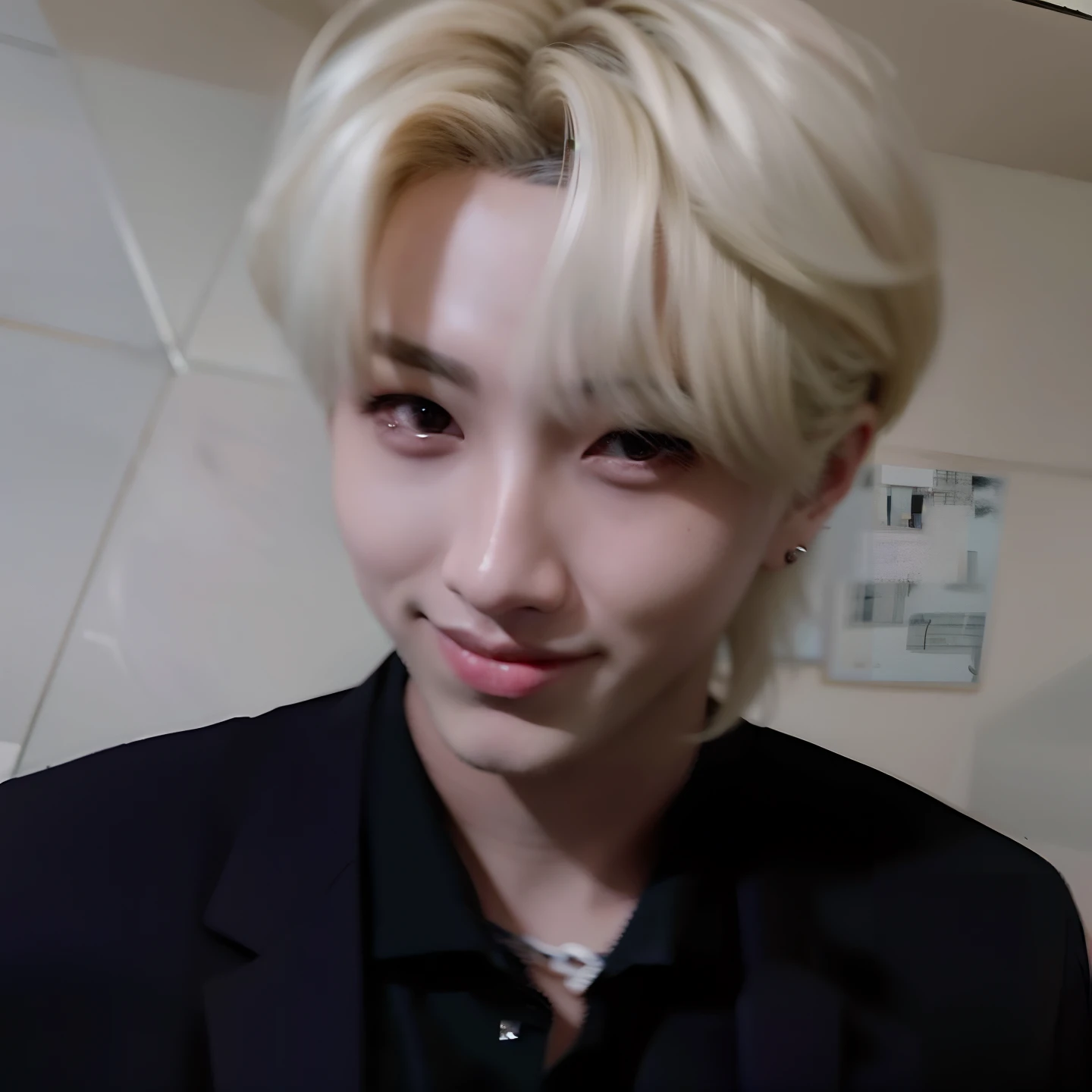 imagem de um homem com cabelos loiros e uma camisa preta, Cai Xukun, Jinyoung Canela, Jungkook, Kim Doyoung, wan adorable korean face, TaeJune Kim, Hyung Tae, com cabelos curtos, foto de perfil headshot, ele tem cerca de 20 anos, ele tem cerca de 2 0 anos de idade, Jung Jaehyun