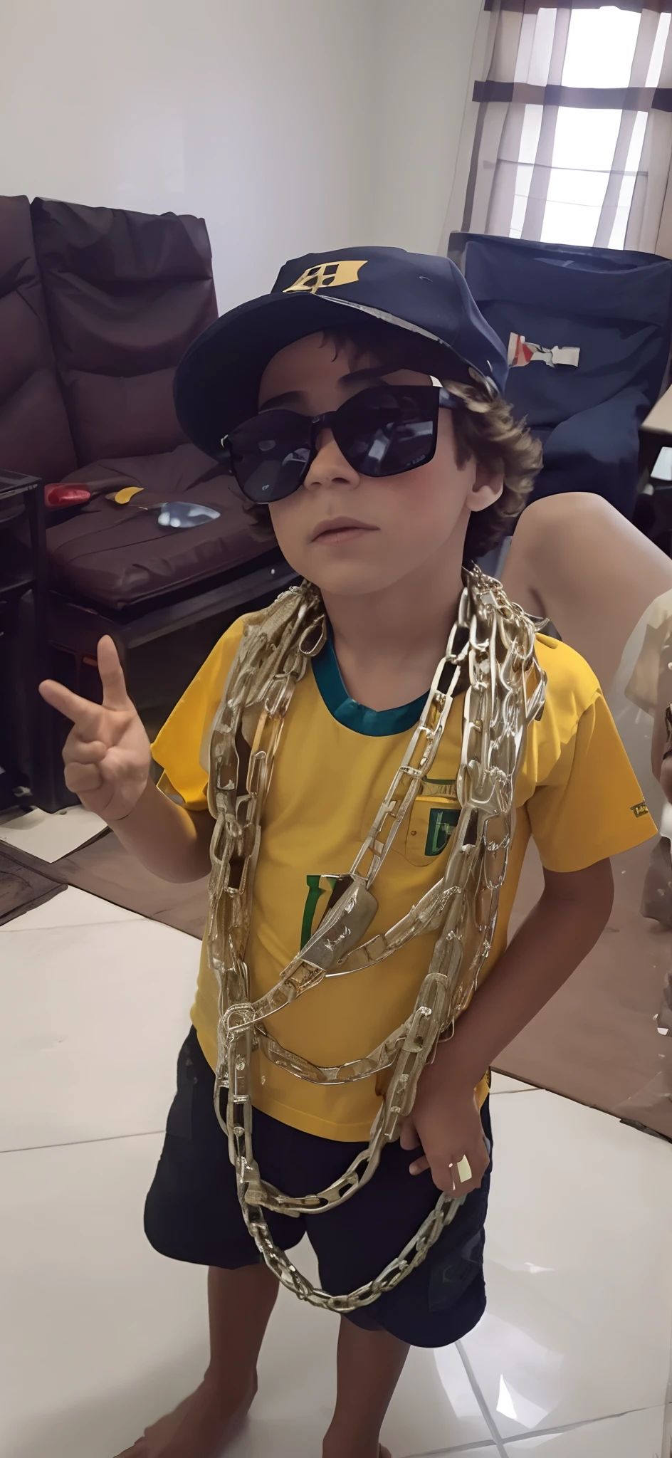 There's a boy wearing sunglasses and a chain around his neck, usando correntes, usando uma corrente, usando uma bandana e corrente, the the man is wrapped in chains, Correntes, Posando de personagem JoJo, Directed by: Emerson Silva, neck chains, inspirado em Emerson Silva, inspirado em Samuel Silva, maxwell boas, jair bolsonaro