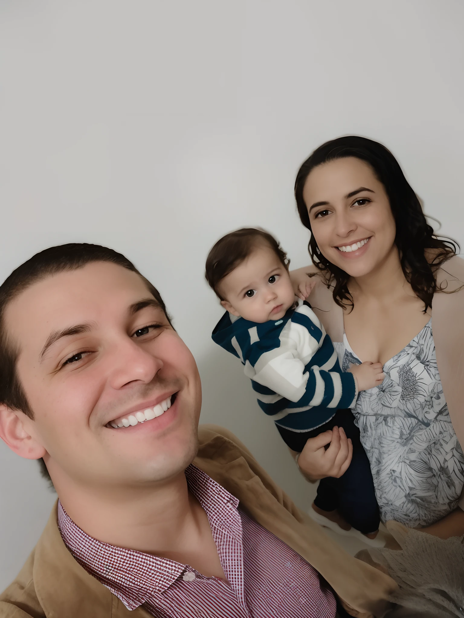 Smiling man and woman holding a baby and a boy, marido esposa e filho, Happy family, imagem profissional, portrait of family of three, imagem de qualidade muito baixa, Family photo, imagem de perfil, family portrait, foto de perfil profissional, foto do perfil, 4 k post, foto Selfie, Postagem 4k, looking-into-camera, Selfie, vacation photo