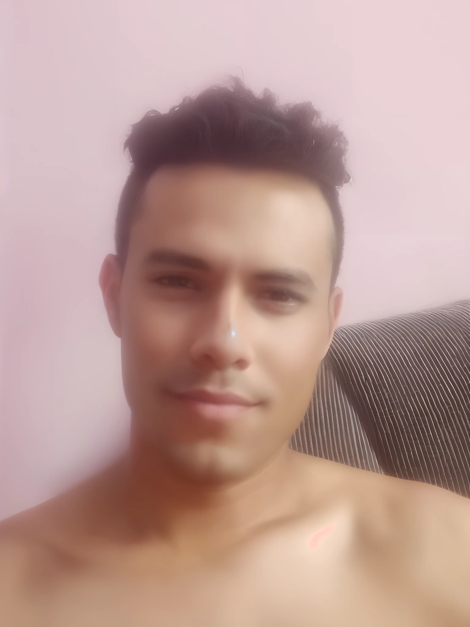 Um homen usando o banheiro