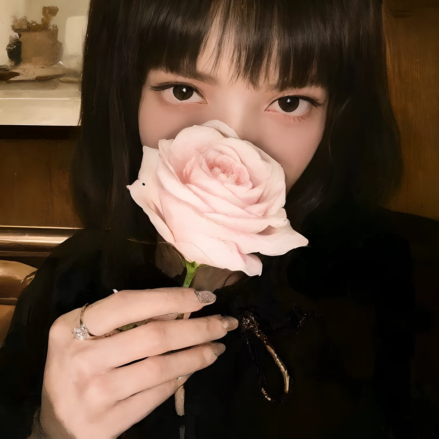 Hay una mujer sosteniendo una rosa en la mano, sosteniendo una rosa, sosteniendo una flor, Sui Ishida con cabello negro, con flores, Jossi de Blackpink, sosteniendo una rosa en la mano, her face looks like an orchid, Blackpink Jennie, Hermosa Delphine, Enorme cara de flor de rosa, Jisoo de Blackpink, Retrato de Jossi de Blackpink, Jisoo de Blackpink