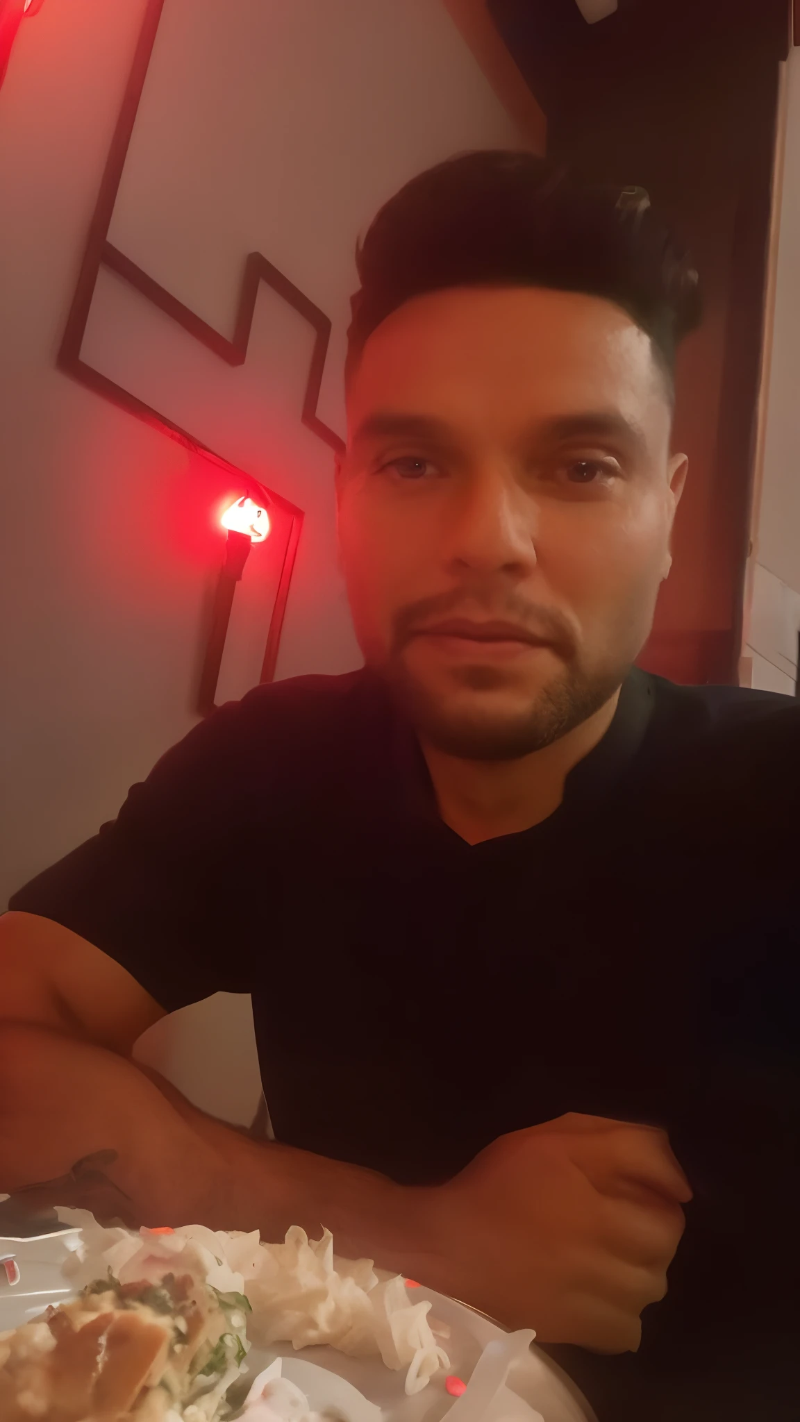 there is a man sitting at a table with a plate of food, 3 2 anos, 38 anos, (38 anos), 3 6 anos, 2 9 anos, 2 8 anos, 2 7 anos, Homem de 4 0 anos, 3 5 anos, 35 anos, taken in the early 2020s
