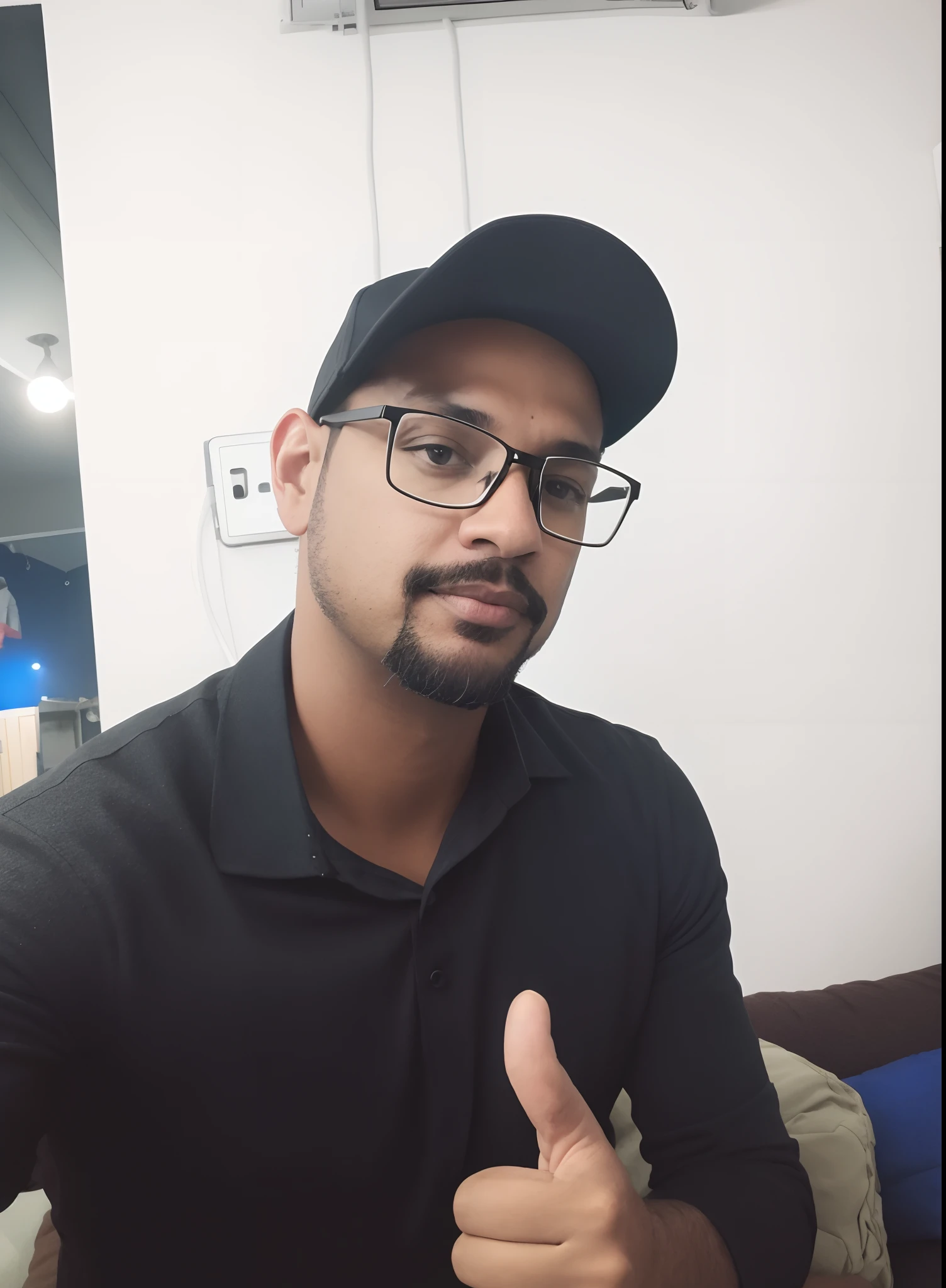 There's a man with glasses and a cap giving a thumbs up, com rosto preciso, with glasses and goatee, foto portait foto de perfil, cerca de 3 5 anos, Jayison Devadas, imagem de qualidade muito baixa, foto de perfil profissional, sem barba, foto de perfil, foto do perfil, with nerdy glasses and goatee, Fotografia selfie 8k