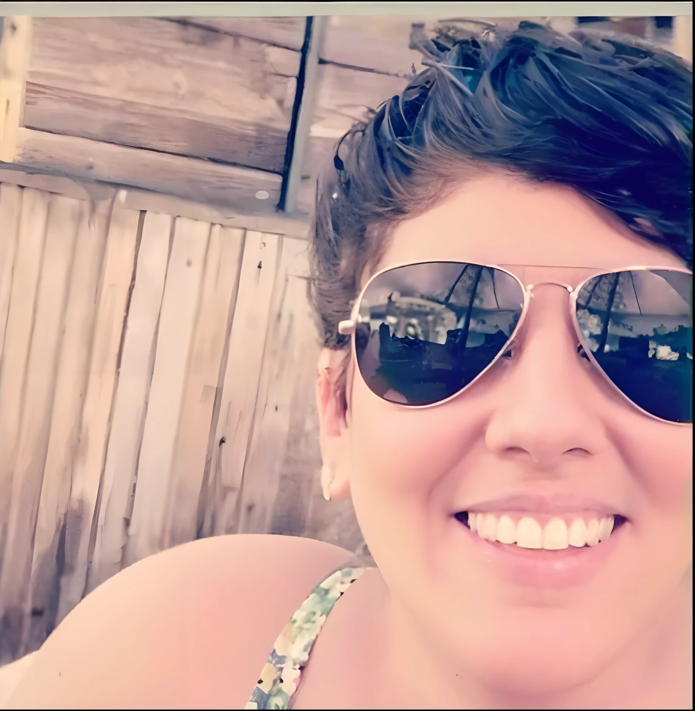 Smiling woman wearing sunglasses and a green top with a wooden fence in the background, Mulher de 30 anos, 3 0 anos de idade mulher, imagem de perfil, foto de perfil headshot, 3 0 anos mulher, Mulheres de 40 anos, 3 2 anos, muito bobo olhando, 3 6 anos, vacation photo, cerca de 3 5 anos, Foto de perfil, foto de perfil