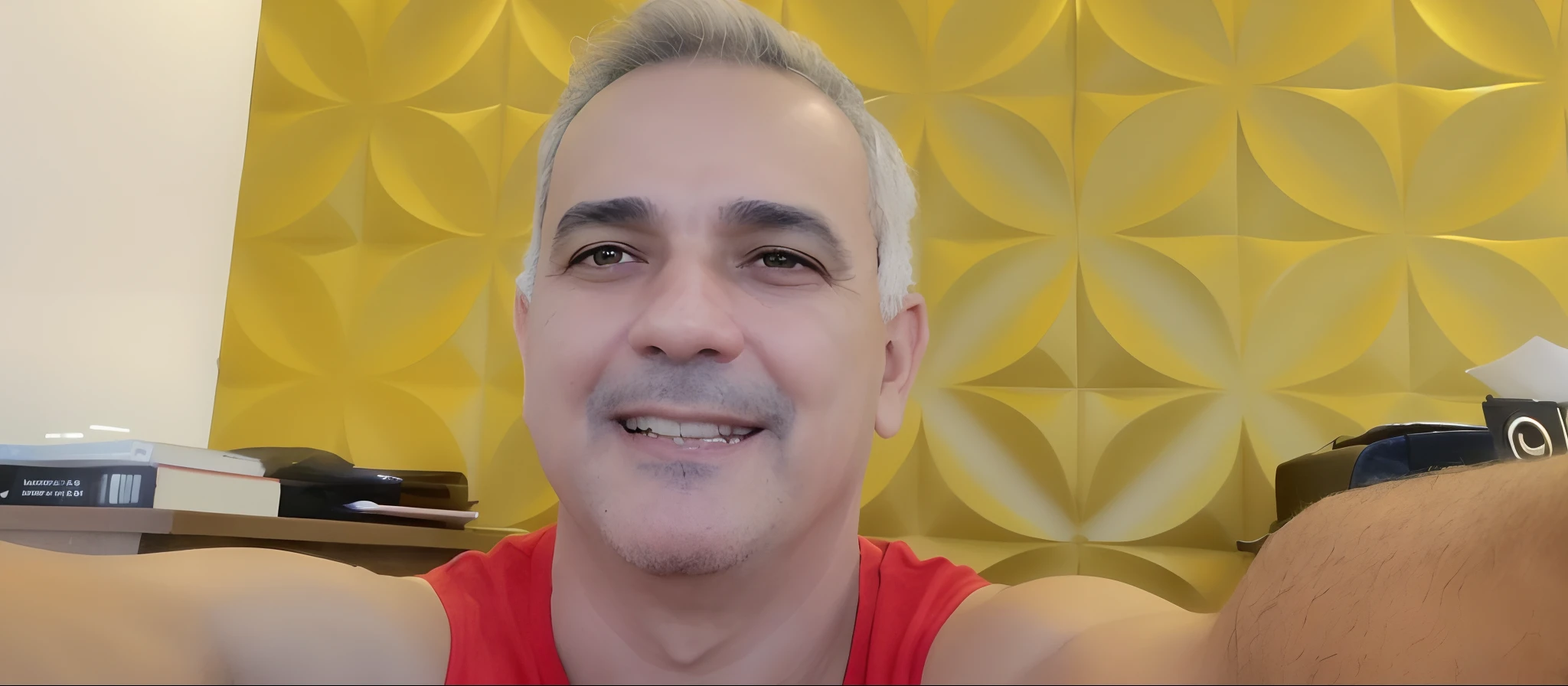 there is a man taking a selfie with his cell phone, Homens de 45 anos, Homem de 4 0 anos, (38 anos), david rios ferreira, 38 anos, Homem de 5 0 anos, cerca de 3 5 anos, 4 5 I, inspired by Antônio Parreiras, Carmelo Blandino, imagem de perfil