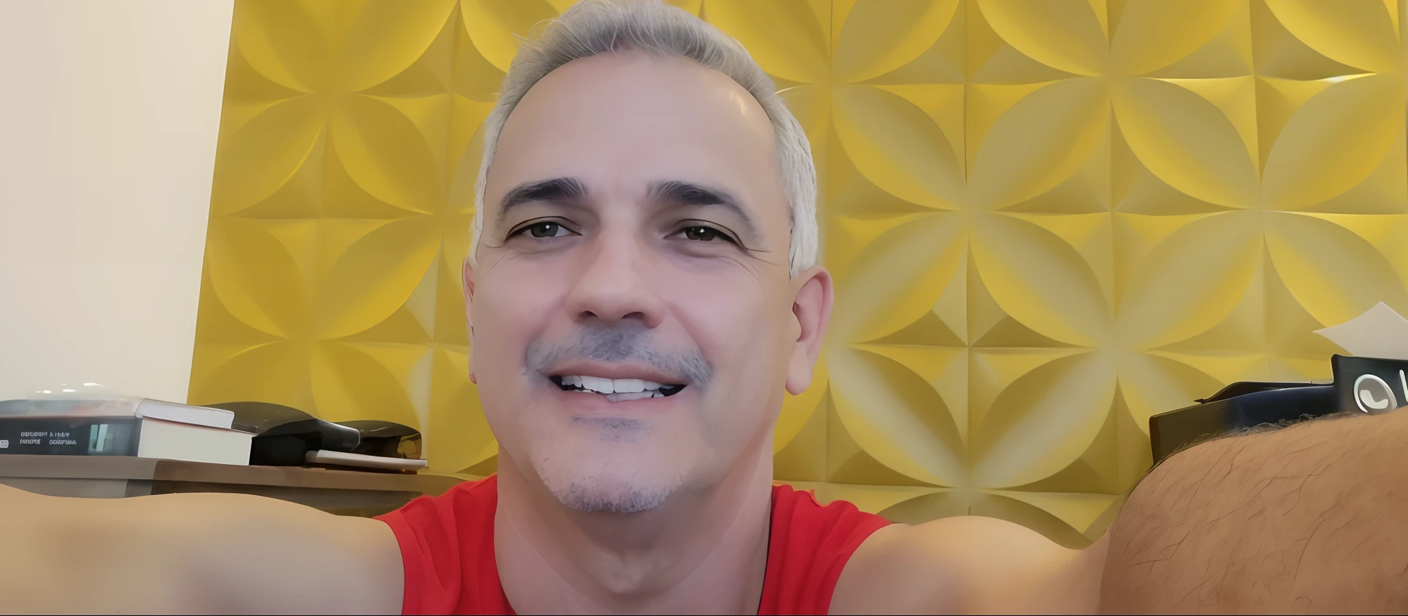 there is a man taking a selfie with his cell phone, Homens de 45 anos, Homem de 4 0 anos, (38 anos), david rios ferreira, 38 anos, Homem de 5 0 anos, cerca de 3 5 anos, 4 5 I, inspired by Antônio Parreiras, Carmelo Blandino, imagem de perfil