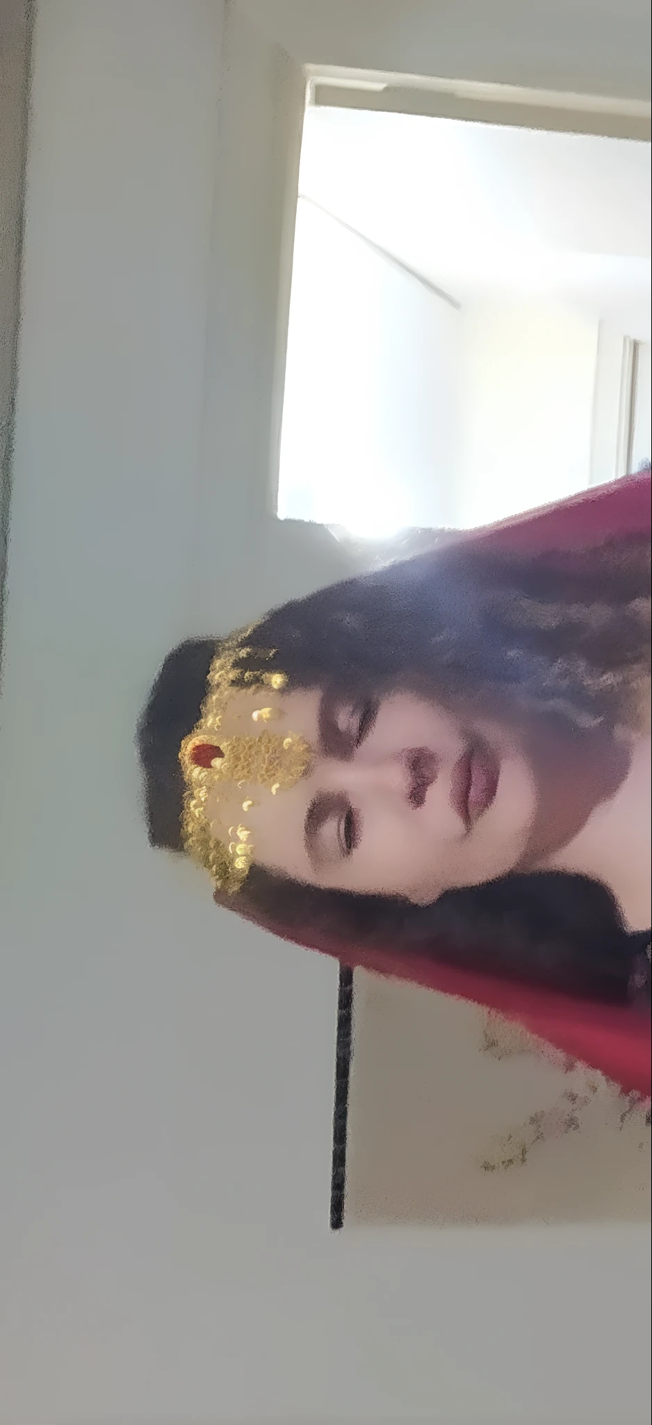There's a seer woman standing in a room , traje vermelho e preto!!!, vestido preto e vermelho, casaco longo preto e vermelho de corpo inteiro, roupas de seda pretas e vermelhas, Capa e capuz vermelho, traje de teatro de alta qualidade, apenas preto e vermelho!!!, Cabo vermelho longo, com capa, apenas preto e vermelho, loira de cabelos cacheados, olhos azuis. with a candle in hand