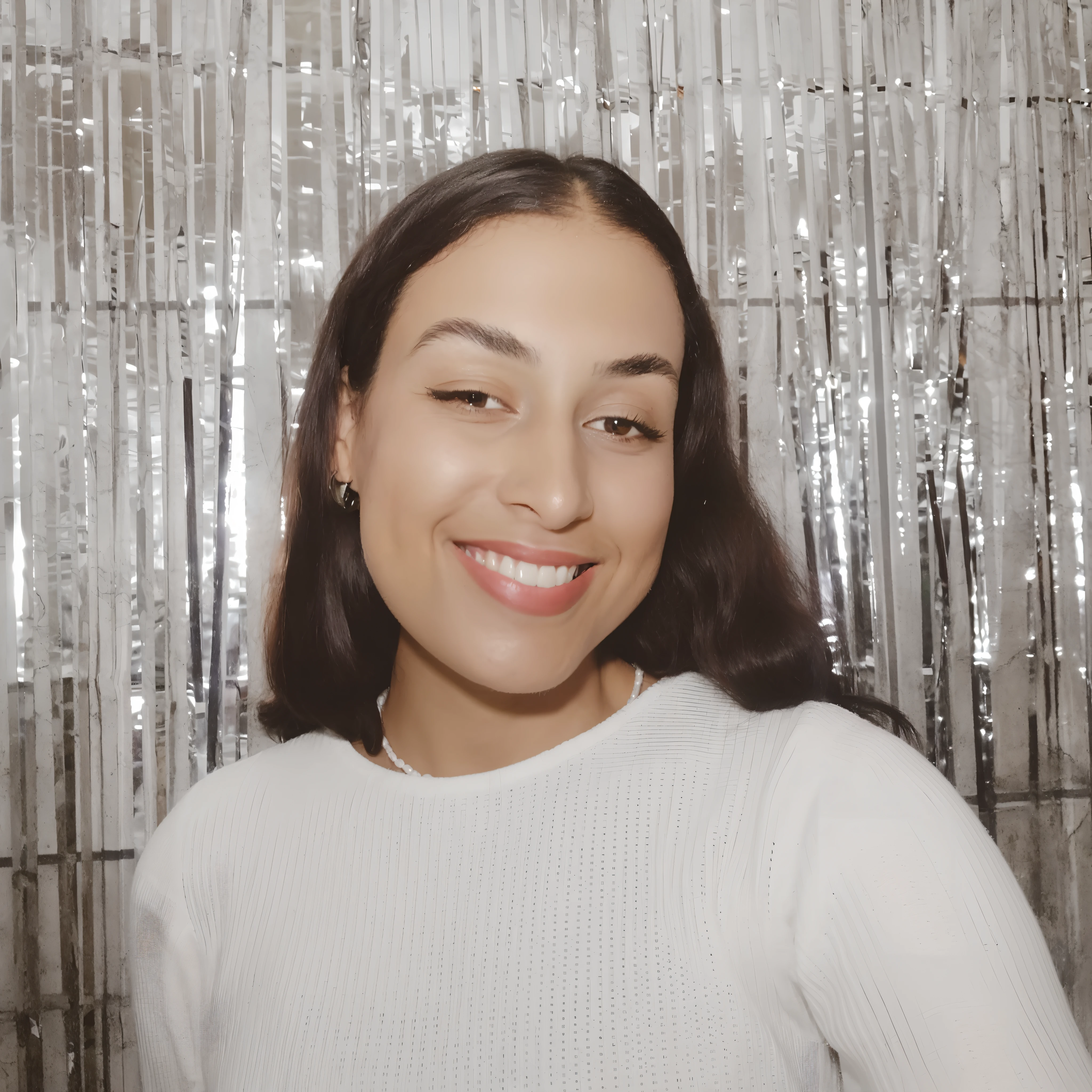 there is a woman that is smiling and posing for a picture, Sobrancelhas relaxadas, Violeta Myers, brilhante, Kailee Mandel, foto de perfil headshot, happily smiling at the camera, taken in the early 2020s, Alanis Guillen, inspired by Gina Pellón, na frente do fundo branco, inspirado em Christen Dalsgaard