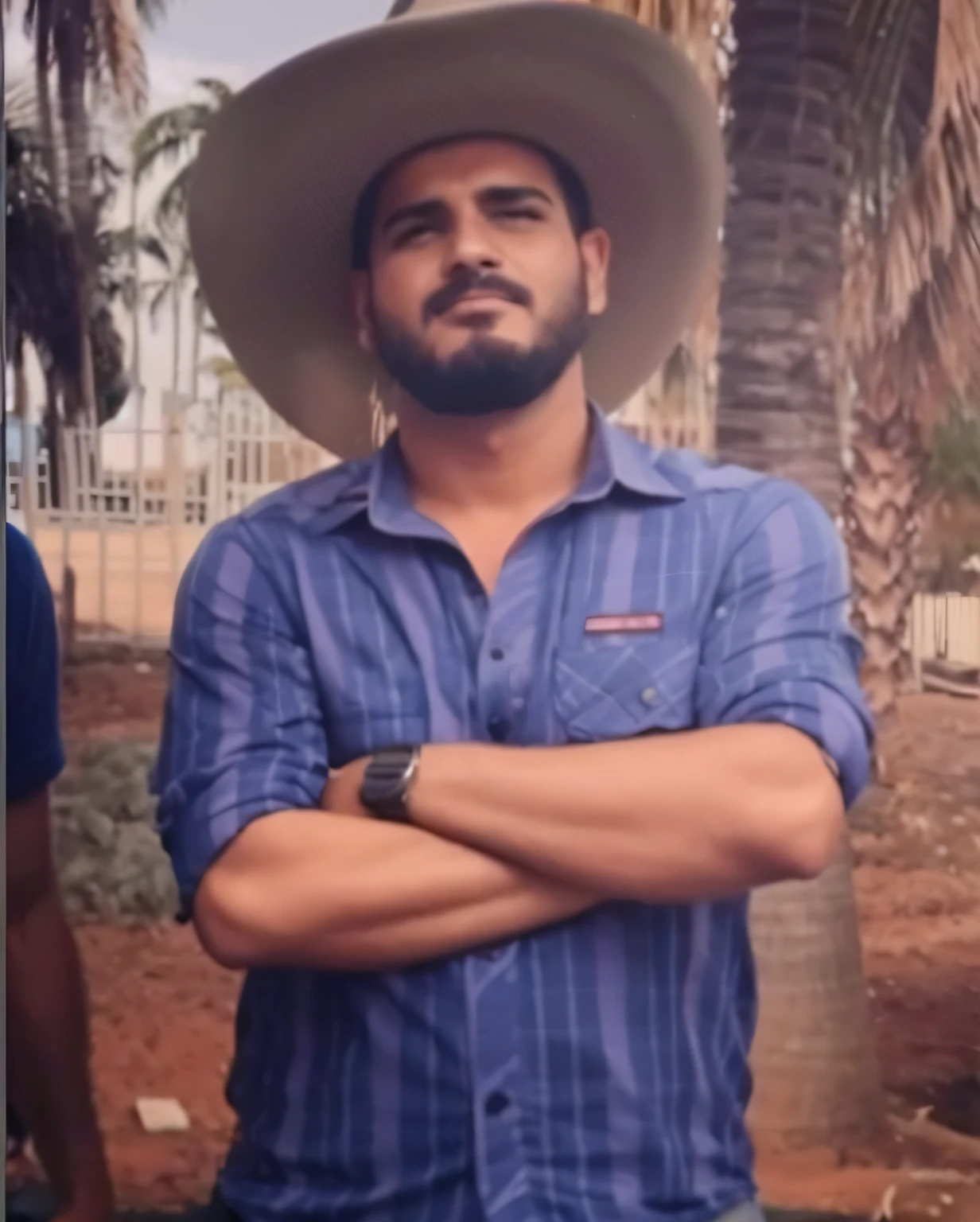 Man in hat and blue shirt in front of a palm tree, em torno de 30 anos, icaro carvalho, david rios ferreira, wearing a cowboy hat, Cowboy barbudo, Carmelo Blandino, andres rios, caio santos, Vaquero mexicano, wearing cowboy hat, foto de perfil, foto do perfil, imagem de qualidade muito baixa