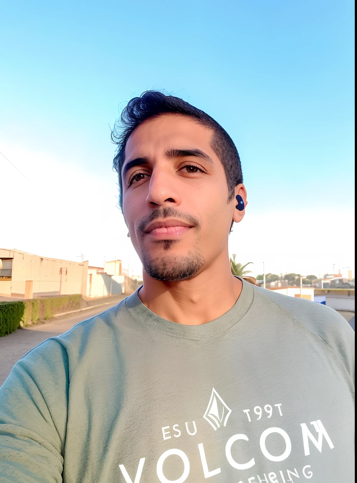 there is a man that is standing in a street with a cell phone, david rios ferreira, caio santos, Fotografia selfie 8k, imagem frontal, Foto realista, Dan dos Santos, Nick Silva, edu souza, (38 anos), mateus 9 5, Alex Flores, Directed by: Felipe Seade, icaro carvalho, andrea rocha