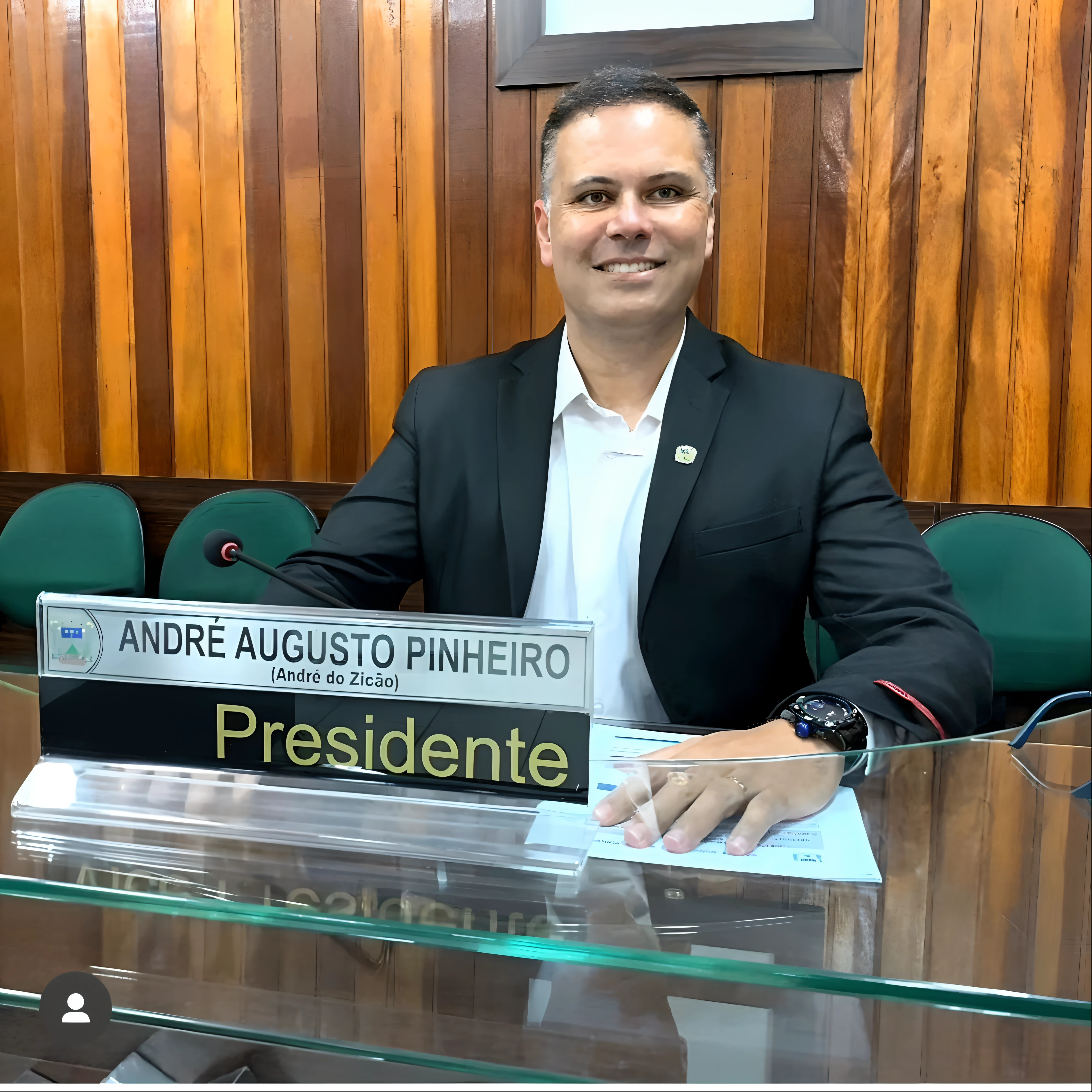 Arafed homem sentado em uma mesa com uma placa que diz Presidente, presidente, andres rios, Directed by: Agustin Fernandez, foto de 2022, andrea rocha, Ignacio Fernández Rios ", Pablo Perdomo, proporcional, Asencio, by Amelia Peláez, Carmelo Blandino, CEO, Presidente do Brasil