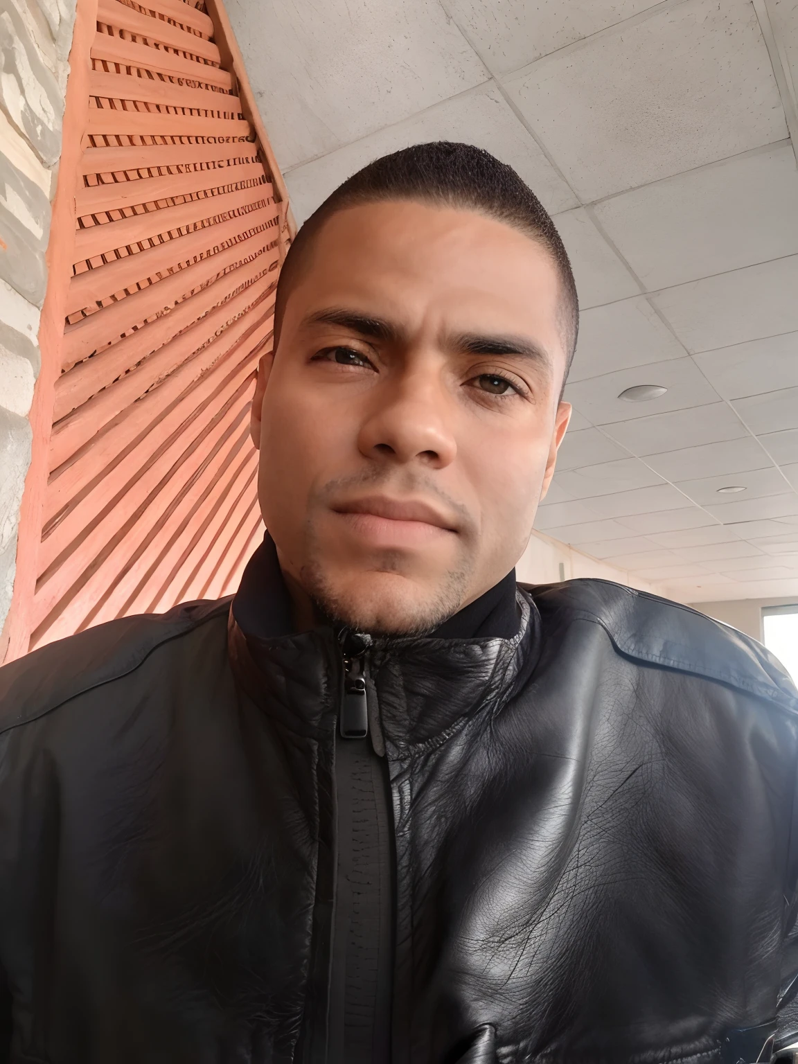 There's a man in a black jacket posing for a picture, em torno de 1 9 s, taken in the early 2020s, taken in the late 2010s, tiradas no final dos ano000, cerca de 3 5 anos, tem cerca de 30 anos, elem cerca de 3 0 anos de idad2 7 anos