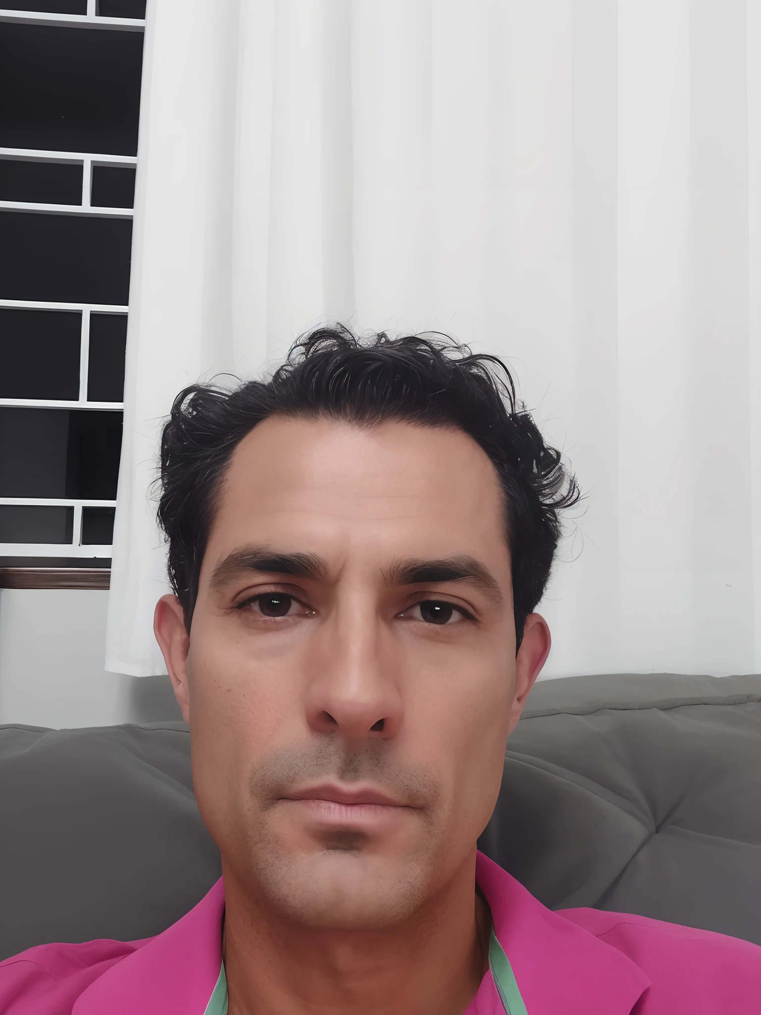 There's a man sitting on a couch in a pink shirt, imagem frontal, (38 anos), Homem de 4 0 anos, david rios ferreira, Foto realista, 38 anos, 3 2 anos, cerca de 3 5 anos, Fotografia selfie 8k, imagem do rosto, 3 6 anos, Henry Alvim Correa