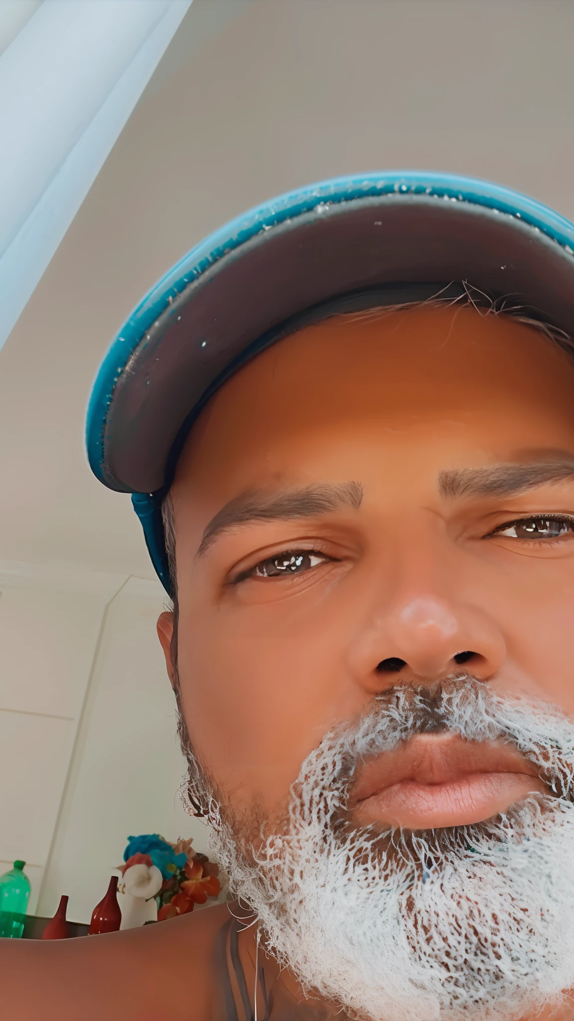 there is a man with a beard and a hat on, Homens de 45 anos, Homem de 5 0 anos, Homem de 4 0 anos, taken in the early 2020s, ele tem barba e cabelos grisalhos, imagem de perfil, 38 anos, 3 6 anos, barba grisalha, ele tem cerca de 60 anos