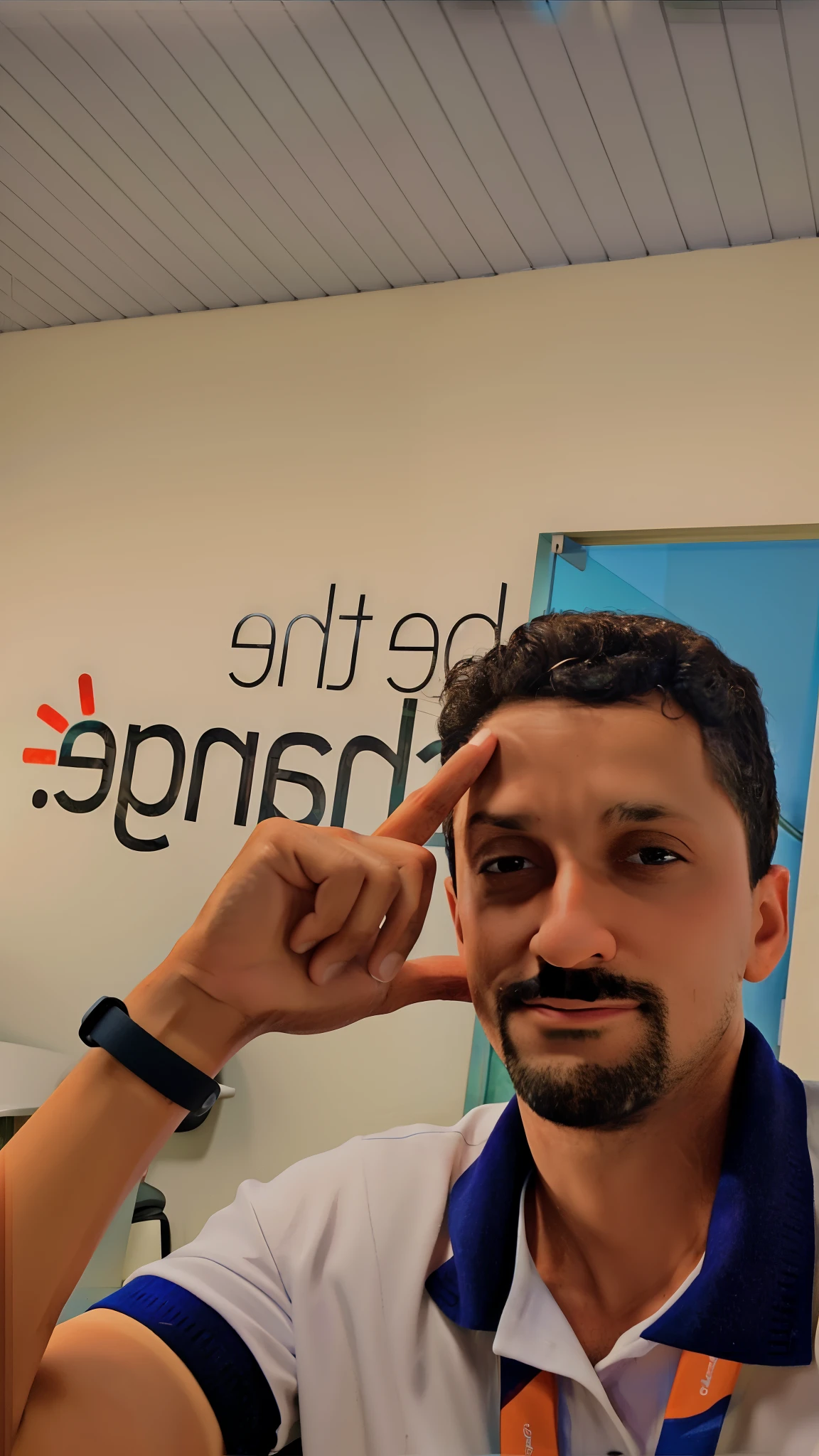 there is a man that is standing in front of a wall, inspirado em Narayan Shridhar Bendre, selfie shot straight on angle, Condutor de Ene, foto Selfie, inspired by Cricorps Grégoire, imagem de perfil, foto de perfil profissional, Postagem no Reddit, Selfie!!!!!, perfil frontal!!!!, Fotografia Realisitc, foto de perfil