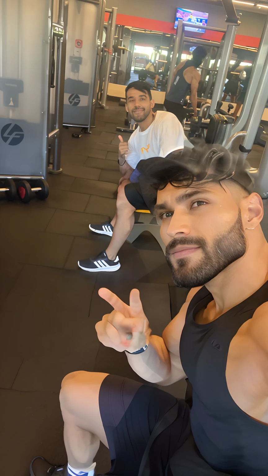 There's two men sitting on a bench in a gym, malhar, em uma academia, em um planeta fitness, foto fit, taken in the early 2020s, Condutor de Ene, imagem de perfil, imagem de qualidade muito baixa, usando equipamento de fitness, workout, Ash Thorp Khyzyl Saleem, local gym, 3 2 anos, foto de perfil