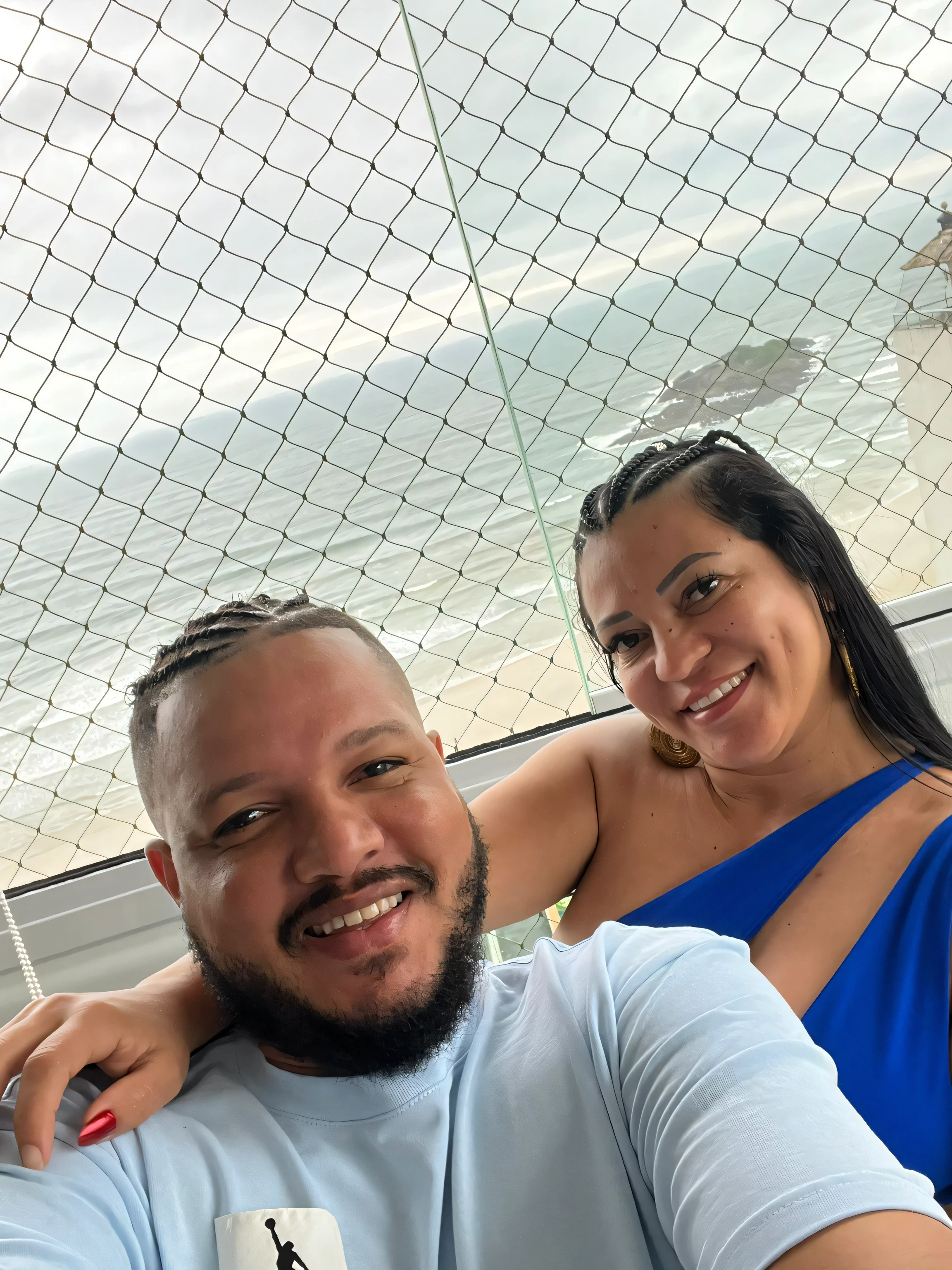 There is a man in braid and beard and a woman with braid and straight hair taking a selfie together, imagem de perfil