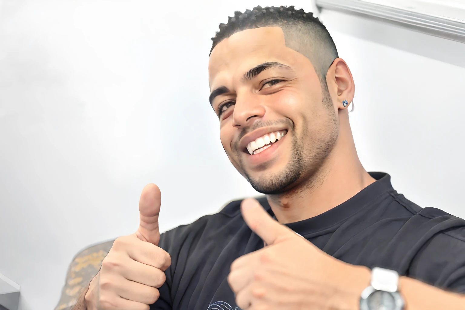 homem sorridente com uma camisa preta dando um polegar para cima, dando os polegares para cima, dando um polegar para cima, giving a thumbs up to the camera, Aprovado, caio santos, fazendo um polegar para cima, icaro carvalho, joe alves, polegar para cima, Carregado, Ronaldo Nazario, maximus jacobs, orelhas aferidas, Directed by: Emerson Silva