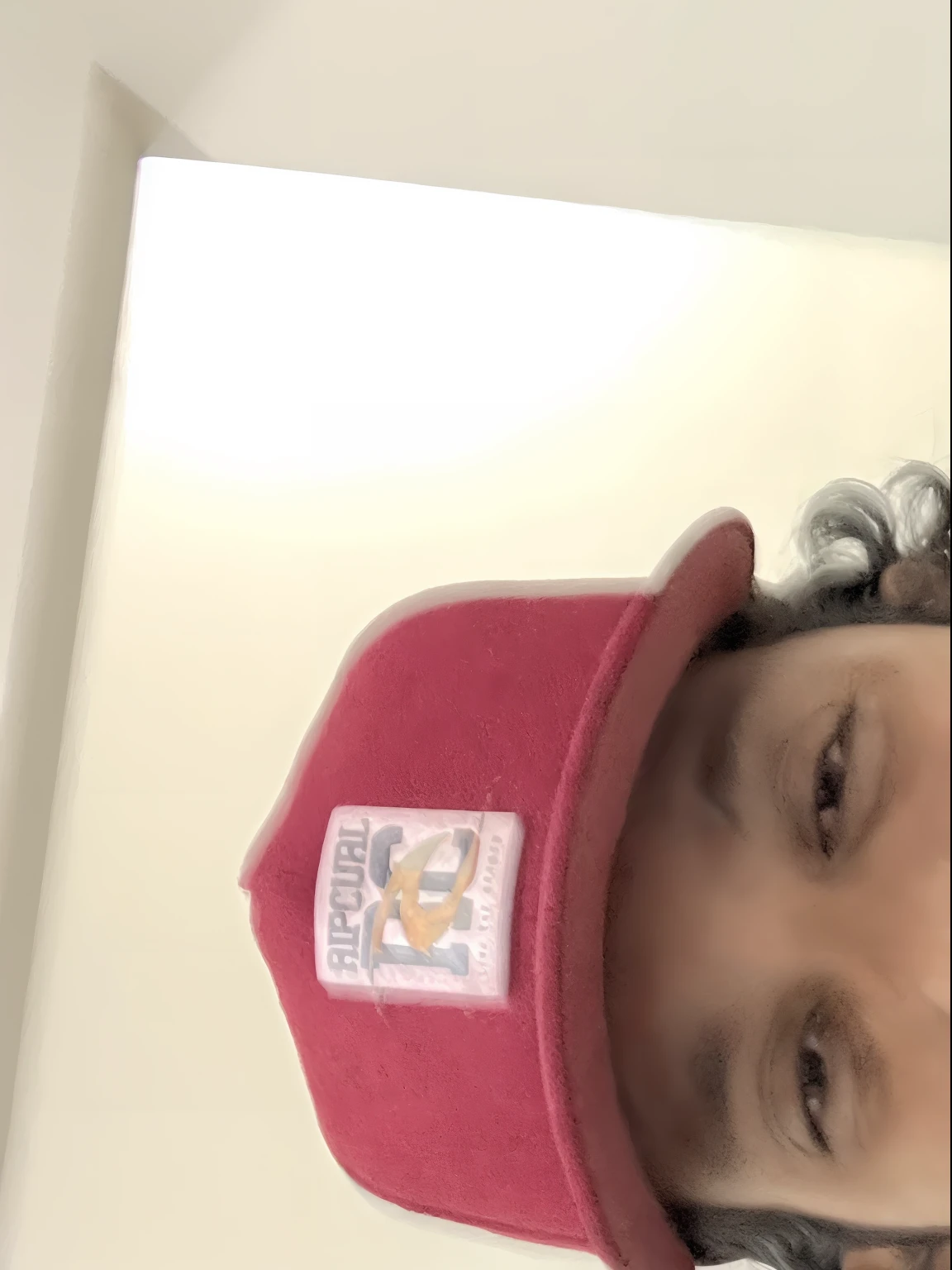 Man with red hat and blue shirt, imagem de qualidade muito baixa, Mohamed Reda, Mohamed Chahin, Estilo Mohamed Chahin, foto de baixa qualidade, Fotografia selfie 8k, luis melo, goodlooking, fosco, Capturado no iPhone, Juanmao, andrea rocha, a partir de 8 k matte, Directed by: Alexander Brook, foto de perfil