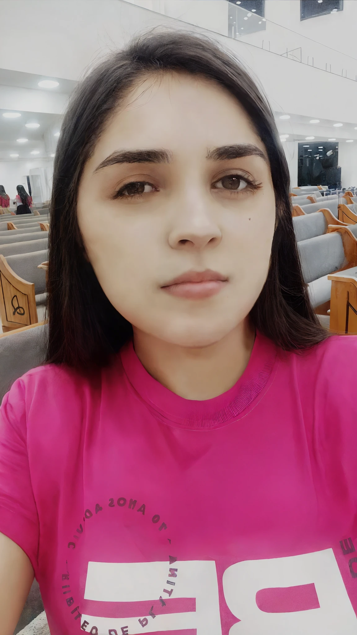 Mulher com camisa preta