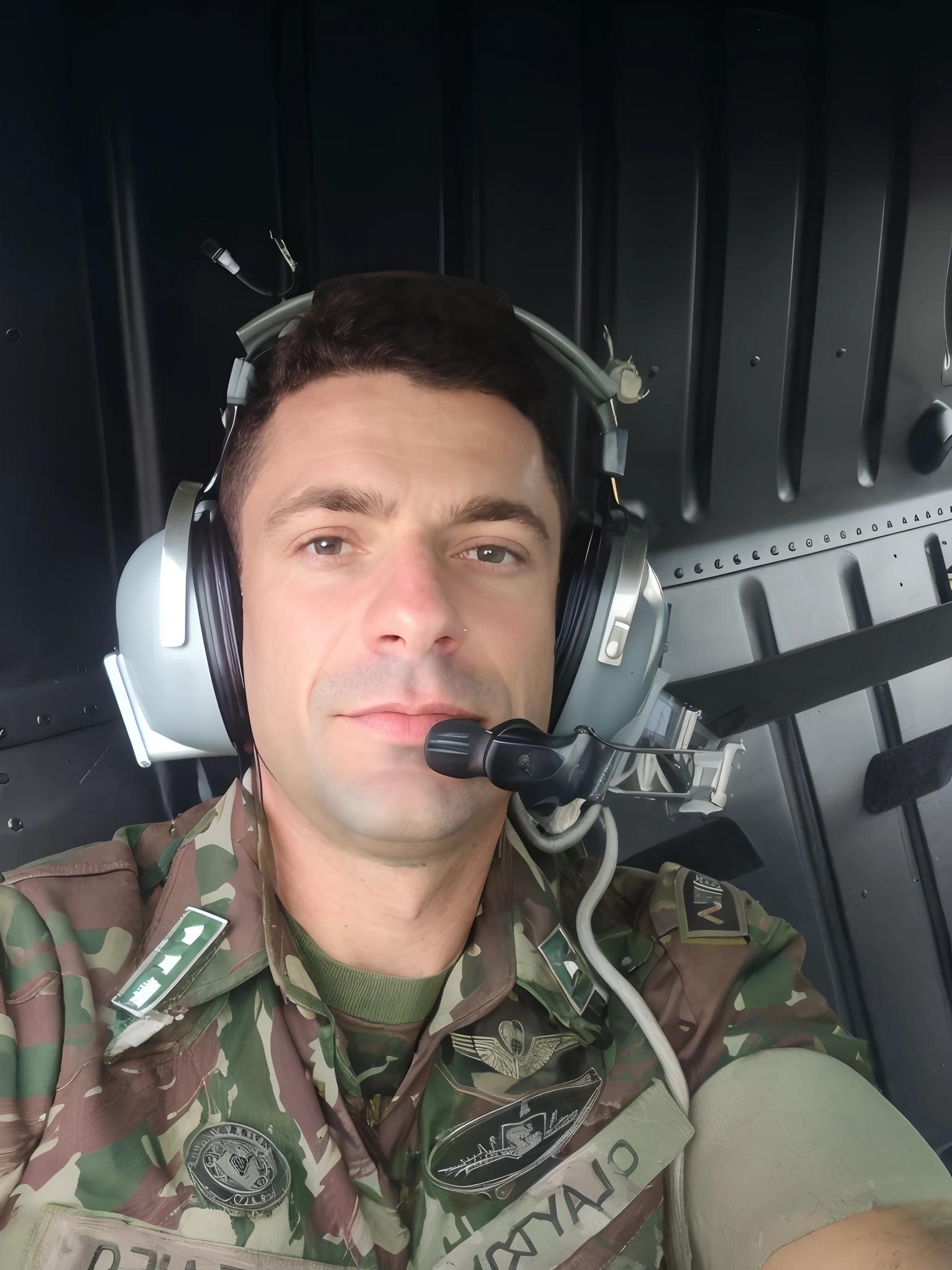 Soldier in camouflage sitting in a helicopter with headphones on, Foto de perfil, david rios ferreira, icaro carvalho, em pilotos, resting after a hard mission, Air Support, no cockpit, foto de perfil 1024px, Roupas de piloto militar, Volodymyr Zelensky em guerra, caio santos, imagem de perfil