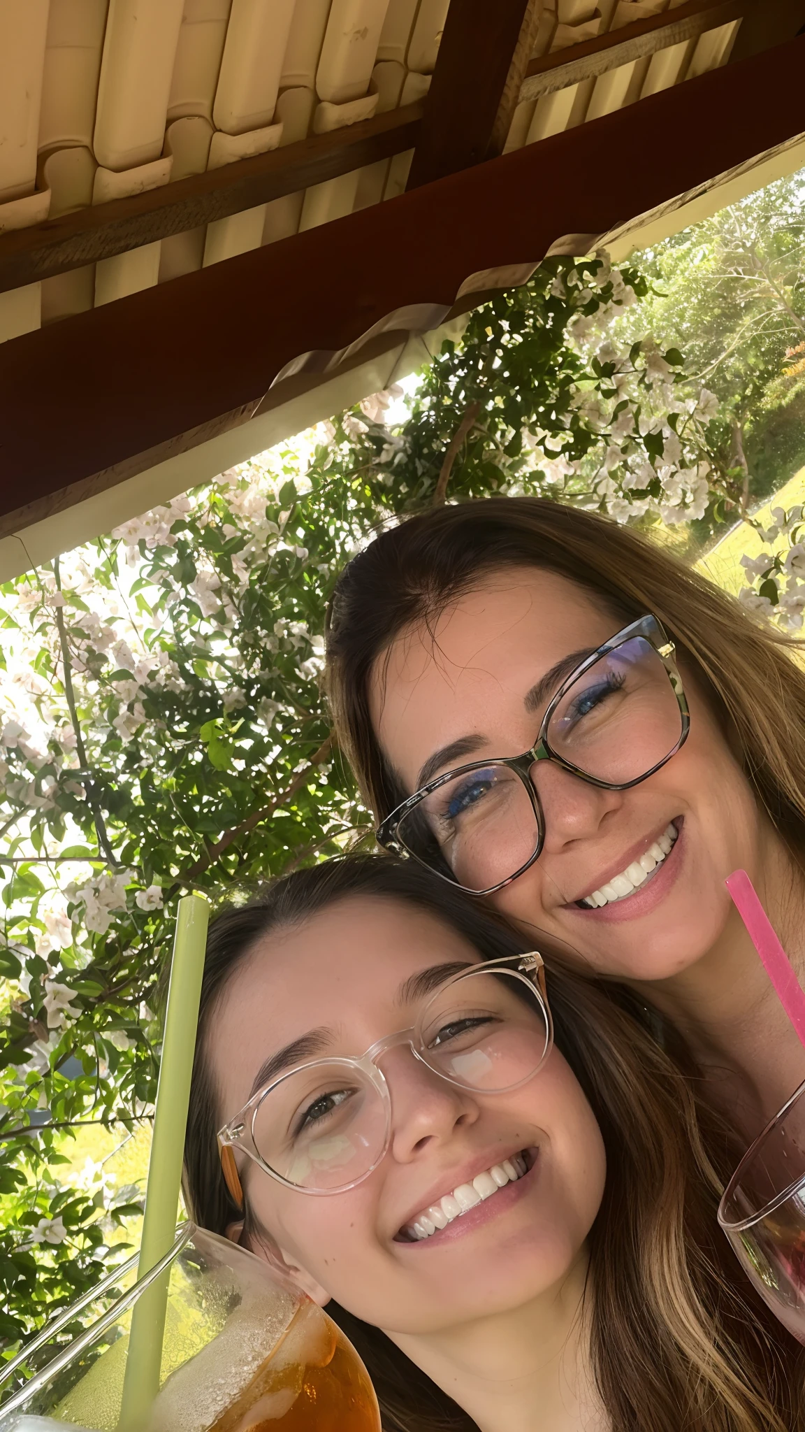 Two women are holding drinks and drinking from glasses, imagem de perfil, vacation photo, com uma bebida, Divirta-se, divertindo-se, 📷 Mungojerrie e Rumpleteazer, drinking their hearts out, Valentina Embaralhamento, exclusivo, Olivia de Bernardinis, Foto POV, muito bobo olhando, both smiling for the camera