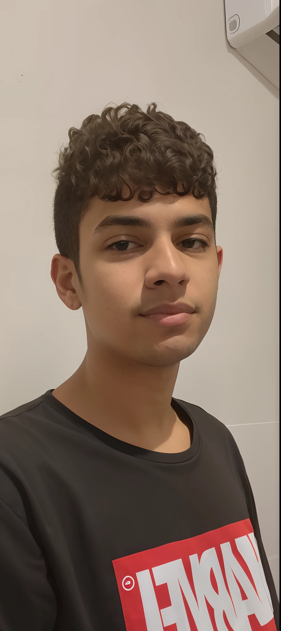 Arafed  em uma camisa preta segurando um controle Nintendo Wii, 1 6 anos, em torno de 1 9 anos, 18 anos, Retrato A 1 5 - ano - meninoade, tommy 1 6 anos de idade, 13 anos, Retrato de 1 5 - ano - menino de idaken in the early 2020s
