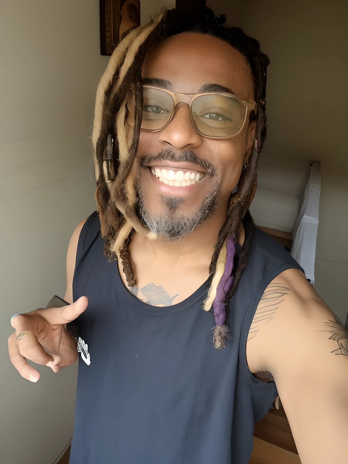 Smiling man with dreadlocks and glasses making peace with fingers, lots of dreadlocks on the head, dreads, , cabelo dreadlock, dreadlocks, short dreadlocks with beads, dreadlocks longos, dreadlock breed hair, Rodney Mateus, Dreadlock cabelo preto,tatuagem no peito de regata preta