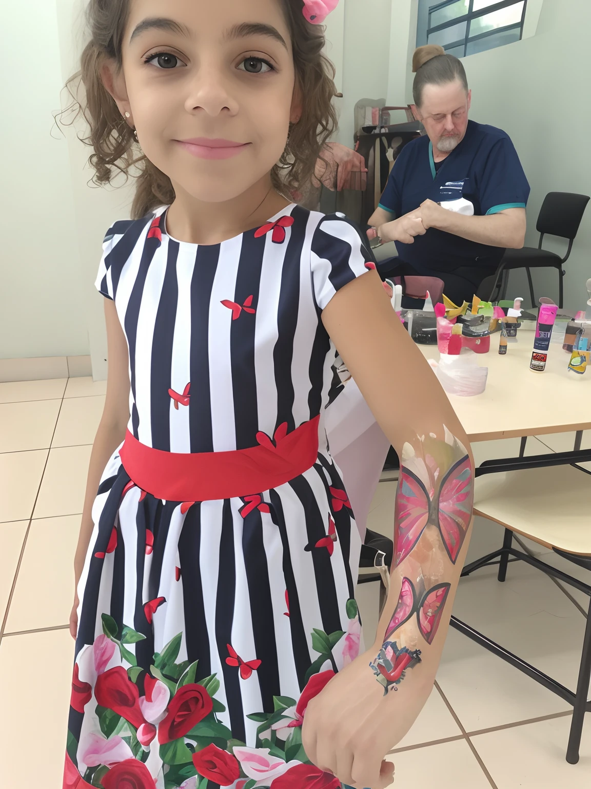 There's a girl with a tattoo on her arm, pintura facial, vestido detalhado e rosto, pintura de corpo inteiro, pintura de corpo inteiro, Detalhes adicionais, fantasy themed, pintura facial, arte de corpo inteiro altamente detalhada, Arte de corpo inteiro, pintura facial, arte detalhada, Directed by: Nandor Soldier, pintura corporal, pintura corporal em redemoinho