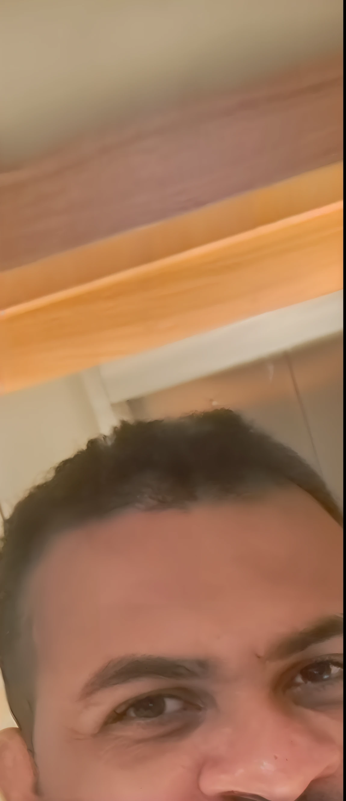 Homem e mulher sorridentes em um quarto azul com uma parede azul, selfie shot straight on angle, Selfie!!!!!, com nerd! glasses! e cavanhaque, Selfie, foto Selfie, Fotografia Selfie 8k, Selfie acidental, Foto POV, imagem de qualidade muito baixa, iphone Selfie, happily smiling at the camera, Tiro em GoPro9, imagem desfocada, smiling at camera