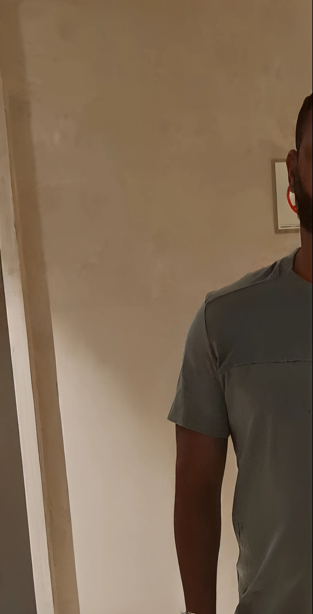 there is a man taking a selfie in a mirror, pele bronzeada uma camiseta e shorts, vestindo bermuda e camiseta, foto da roupa, imagem de corpo inteiro, fotografia da roupa, foto fit, em frente a um espelho, with his hands in his pockets, wearing shorts, wearing pants and a t-shirt, (38 anos), vestido casualmente, selfie espelho, de bermuda