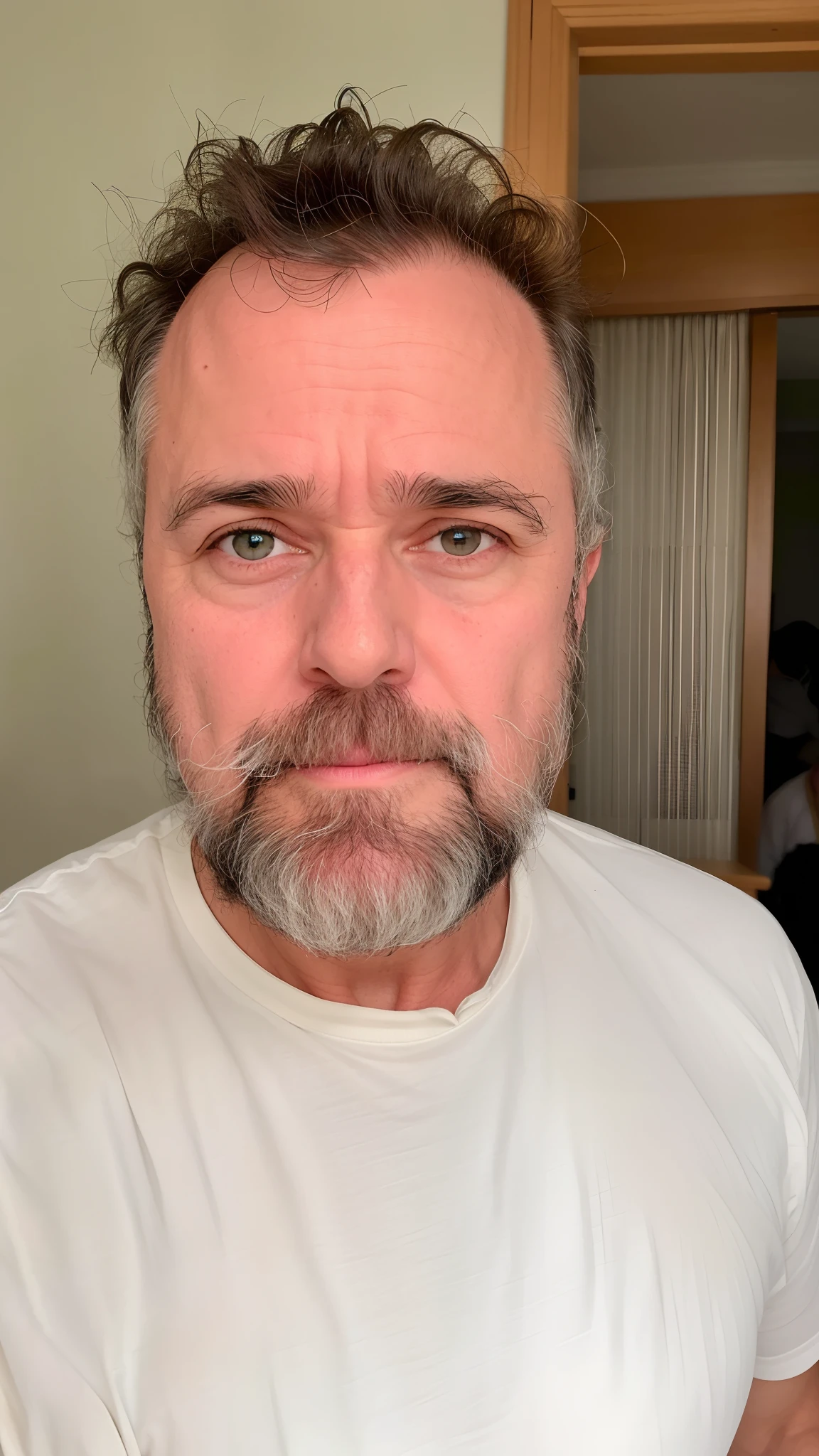 there is a man with a beard and a white shirt, Fotografia selfie 8k, Homem de 4 0 anos, foto de um homem branco de 50 anos, Homens de 45 anos, sem barba, no facial features, pelos faciais desgrenhados, olhar desleixado, barba branca curta, trabalho pioneiro suado e grosseiro