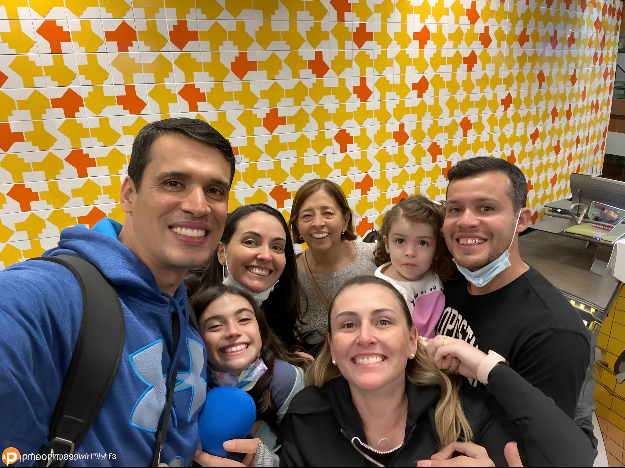 Imagem tipo Pixar Disney Pessoas sorridentes posando para uma foto em frente a uma parede colorida, grupo de pessoas em um elevador, com muitos viajantes, grandes rostos humanos em todos os lugares, foto de grupo, divertindo-se, with tiny people, um grupo de pessoas, Fotografia selfie 8k, Sheryl Sandberg na empresa Soulcycle, vacation photo, grupo de pessoas, Capturado no iPhone, tirado no iphone 1 3 pro