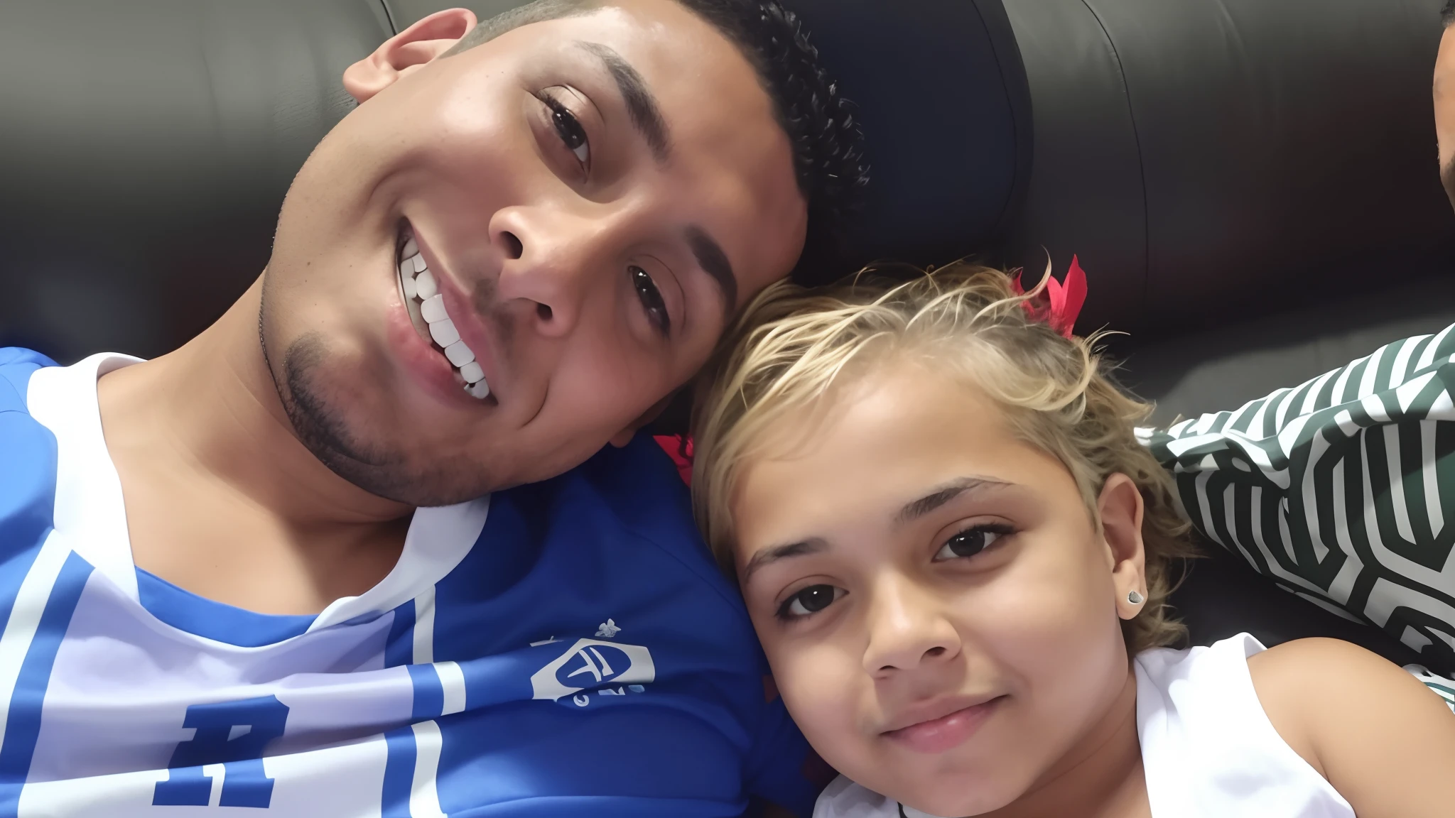 there is a man and a girl who are lying down, Ronaldo Nazario, Ronaldo Nazario Fenomeno, Ronaldo Luis Nazario de Lima, Ronaldo Luis Nazario da Lima, with a kid, mateus 9 5, imagem de perfil, foto de perfil, papai, foto do perfil, foto de perfil, Carregado, david rios ferreira, 3 2 anos