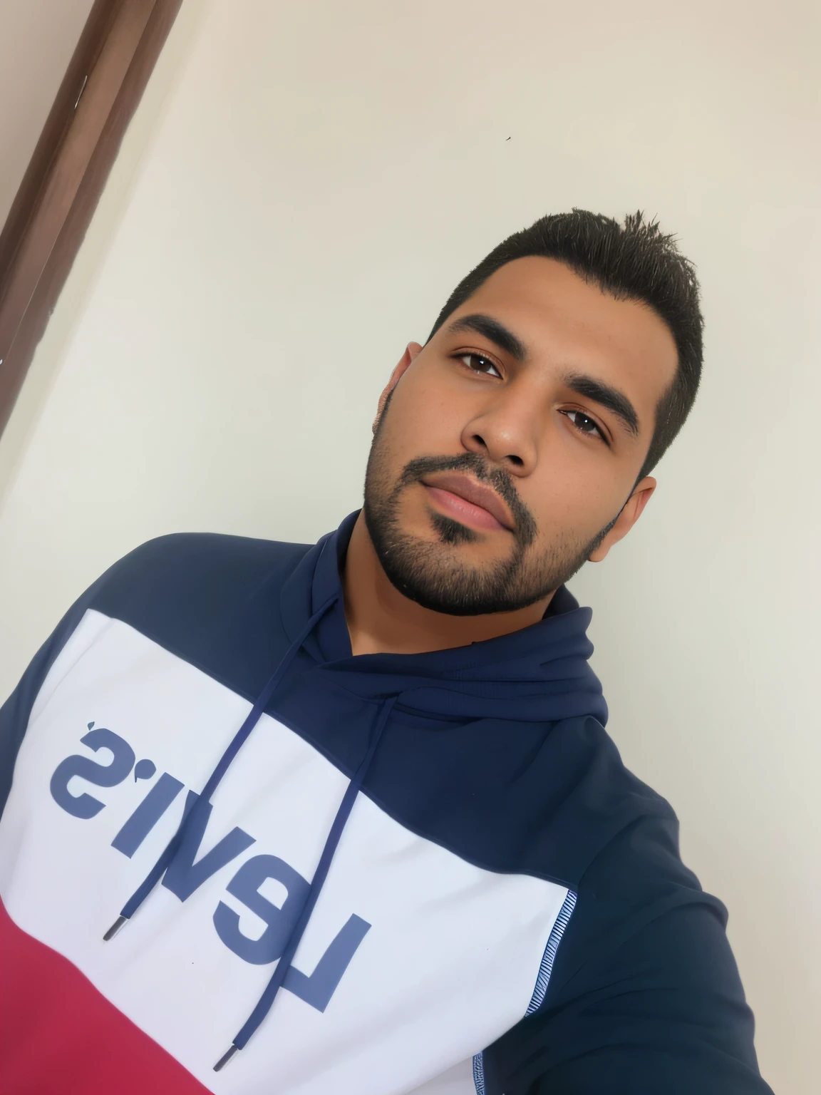 homem arafed em um capuz azul e branco com um capuz vermelho e branco, Mohamed Reda, Emad Mostaque, Alex, Mohamed Chahin, imagem de qualidade muito baixa, icaro carvalho, caio santos, foto portait foto de perfil, Riyahd Cassiem, david rios ferreira, foto de perfil profissional, Amr Elshamy