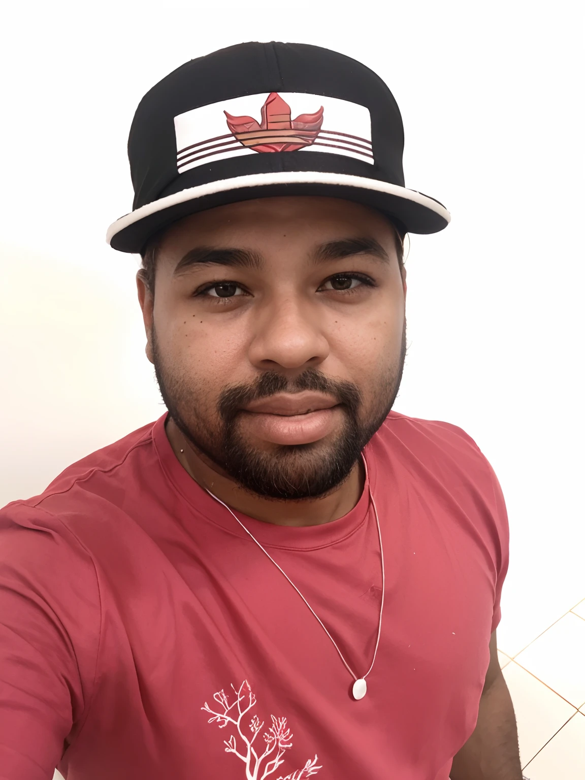 de cor escura, olhos castanho escuro, fleshy lips, barba rala com regata vermelho no meio do mar encima de uma lacha preta espelhada, de frete pra uma ilha deserta. A noite