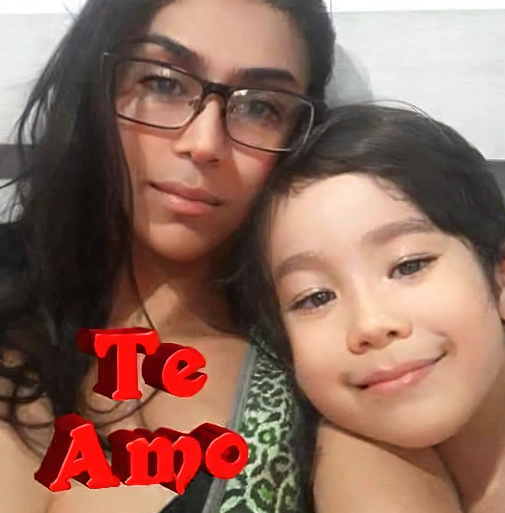Boy sitting on his mother's lap, pernas fazendo contato, sorridente, Black shorts, saia rosa claro, cabelos pretos, cabelo rosa claro, menino coreano bonito, mulher coreana bonito, cores vibrantes, extremamente detalhado, ultra detalhado, Realistic, Fundo da cidade, em uma varanda, Vista alta, night time, luzes da cidade no fundo, Olhando para o Viewer, fechar para cima, Mother and son pass the time, 1mother, 1Child, , male child, (buality, master part,)