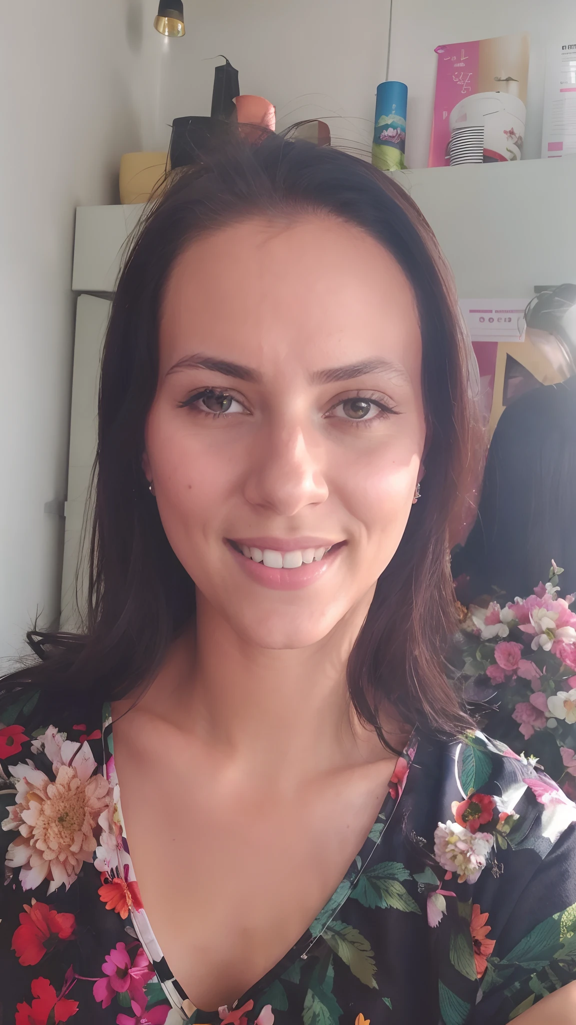 There's a woman who's smiling for the camera, Directed by: Nandor Soldier, photo of džesika devic, Malika Favre, imagem frontal, Mulher de 30 anos, 3 0 anos de idade mulher, fernanda suarez, foto de perfil profissional, Ekaterina, imagem de perfil, Madalena Radziej, 3 2 anos