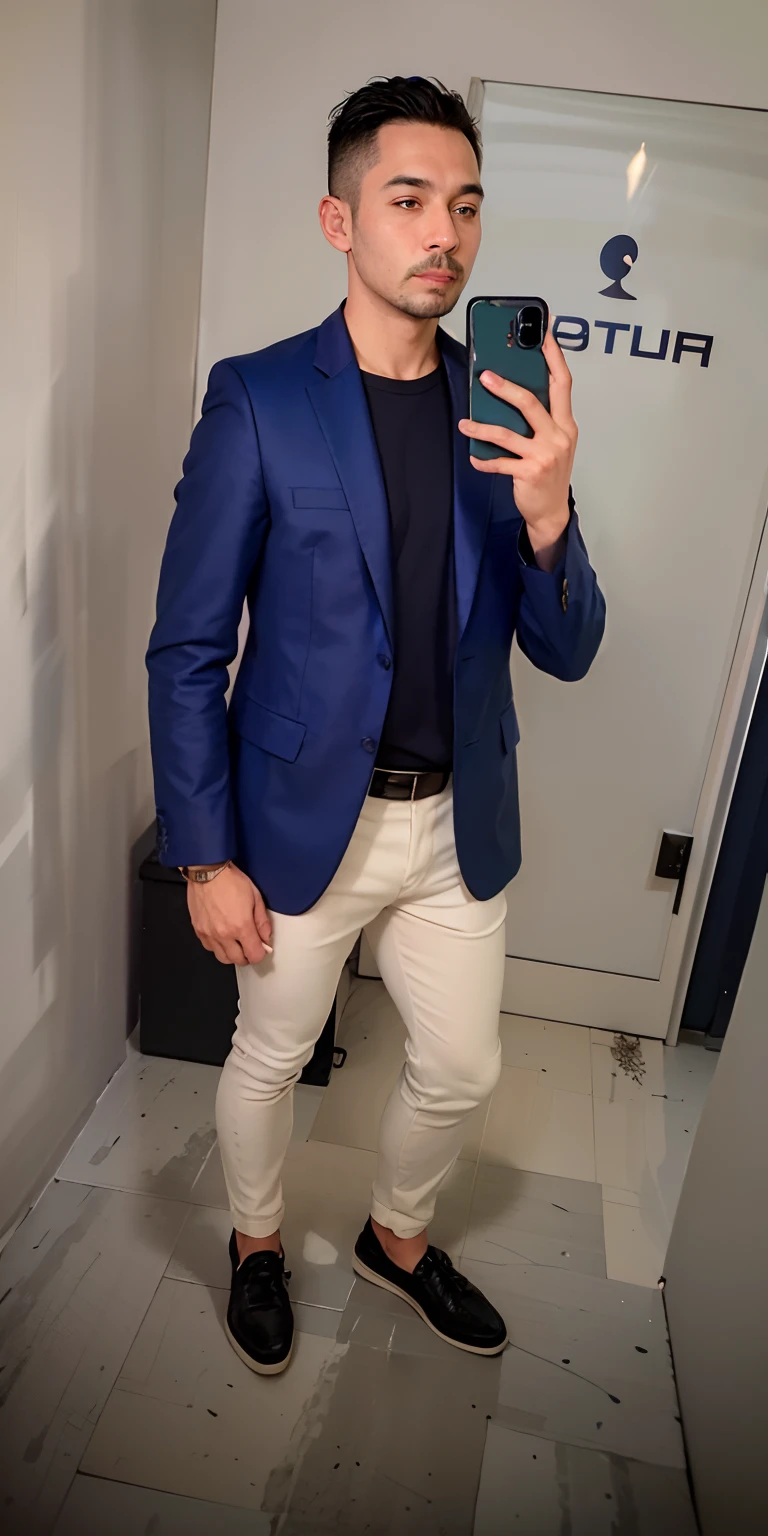 Homem de Arafed tirando uma selfie em um espelho em um terno azul, fotografia da roupa, casual business clothes, business outfit, Casual inteligente, roupa azul, imagem de corpo inteiro, vestindo jaqueta azul, vestindo uma jaqueta azul, Jaqueta azul, office clothes, foto da roupa, Business Clothes, ready for a meeting, terno azul, 🤬 🤮 💕 🎀, wearing business casual dress