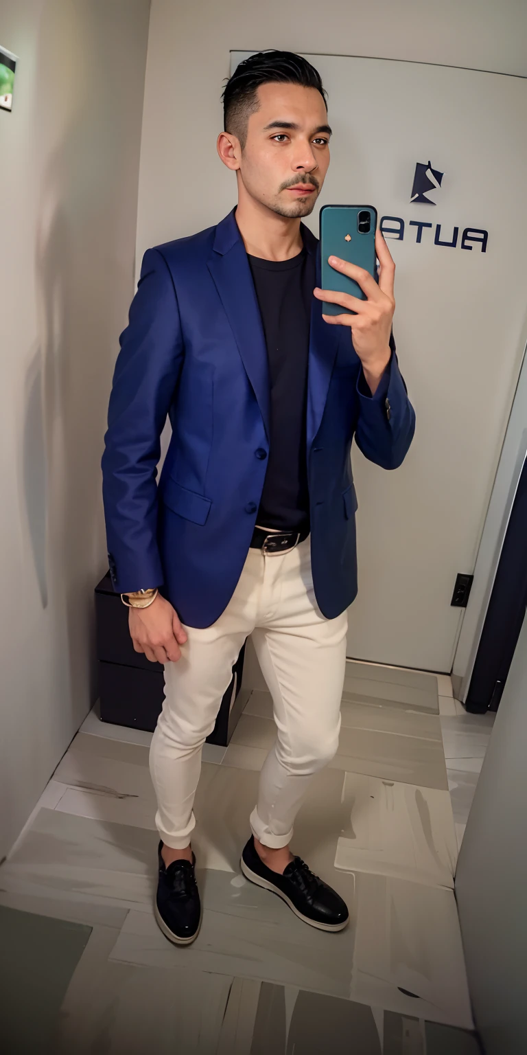 Homem de Arafed tirando uma selfie em um espelho em um terno azul, fotografia da roupa, casual business clothes, business outfit, Casual inteligente, roupa azul, imagem de corpo inteiro, vestindo jaqueta azul, vestindo uma jaqueta azul, Jaqueta azul, office clothes, foto da roupa, Business Clothes, ready for a meeting, terno azul, 🤬 🤮 💕 🎀, wearing business casual dress