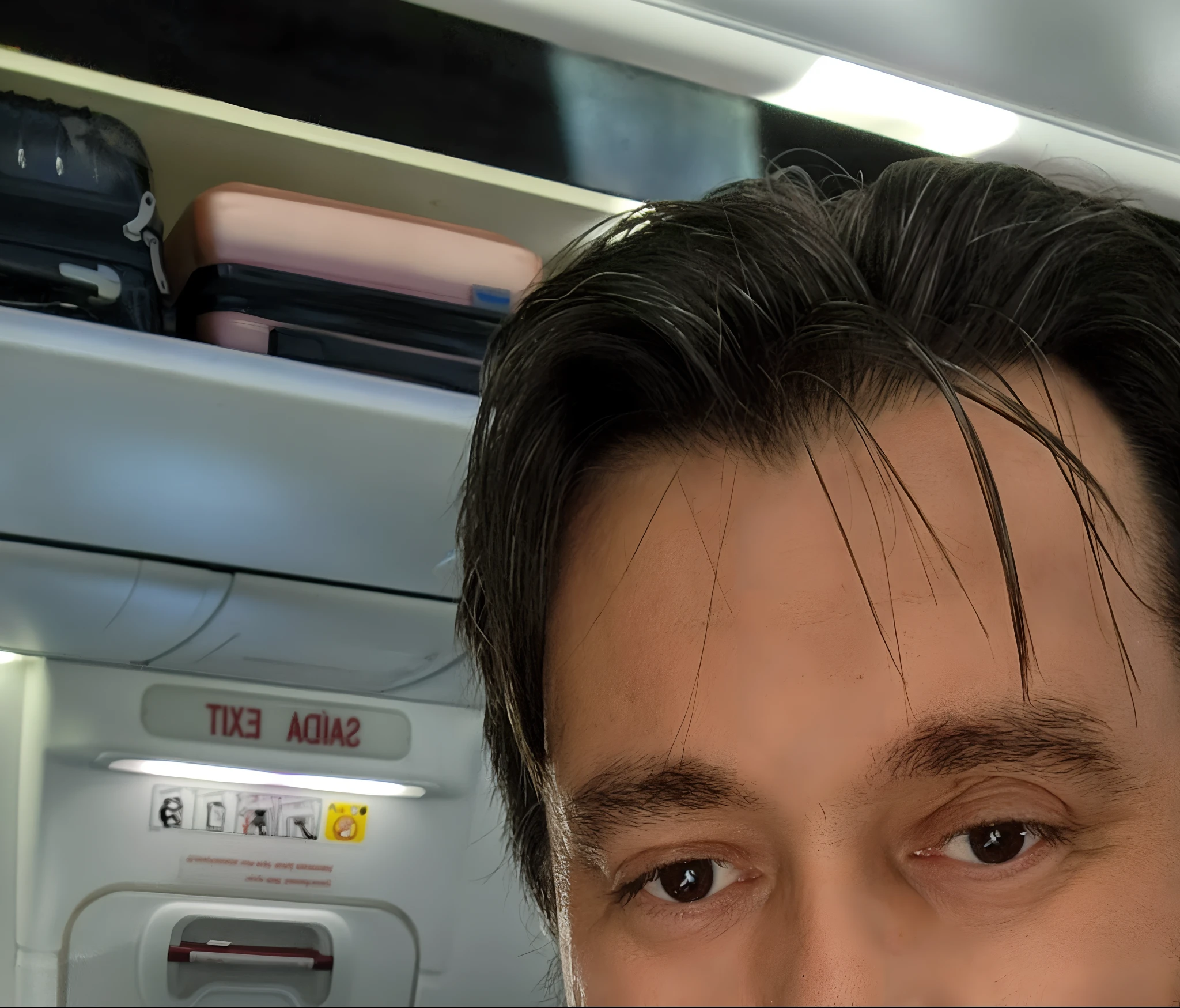 Man and a baby on a plane with luggage, Fotografia selfie 8k, taken in the early 2020s, selfie de um homem, Cristiano Orrillo, com uma barba pequena, andres rios, muito ligeiramente sorridente, (38 anos), Homem de 4 0 anos, Aykut Aydogdu, uma foto de um homem desgrenhado estilo pixar