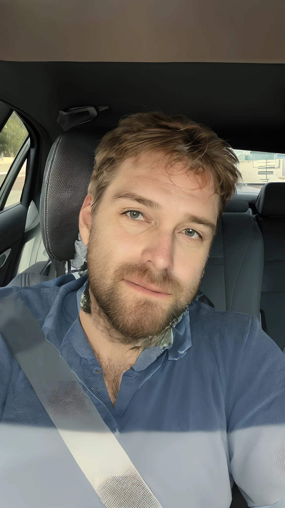 there is a man with a beard sitting in a car, Homens de 45 anos, 3 6 anos, Homem de 4 0 anos, 38 anos, cabelos grisalhos e barba, 3 2 anos, homem muito atraente com barba, ele tem barba e cabelos grisalhos, barba curta, foto de um homem branco de 50 anos