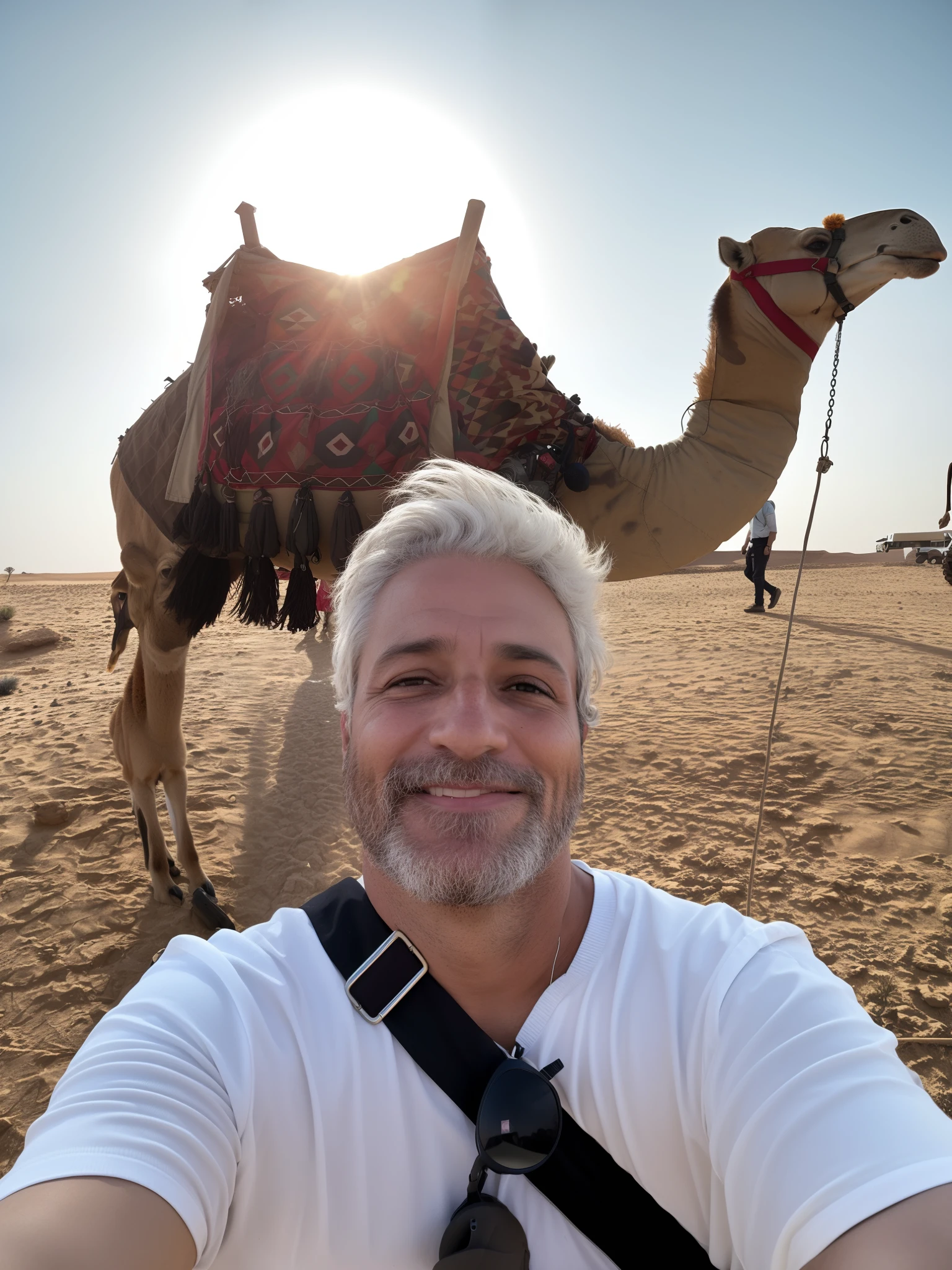 Araffe com um homem tirando uma selfie na frente de um camelo, ao lado de um camelo, Andar de camelo, No Egito, no meio do deserto, Fotografia selfie 8k, #Camelo, com um rosto orientalista sorridente, no deserto, por Romain brook, Directed by: Robert Zünd, no deserto ao lado do golfo