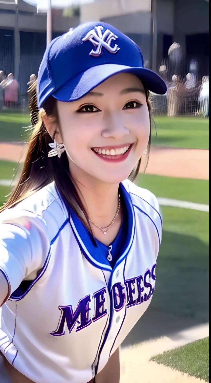 Smile full of happiness、Sweating、Baseball Costumes、Wearing a baseball uniform、Baseball Cap、Beautiful expression、baseball field、Baseball gloves、selfee、The upper part of the body、from waist up