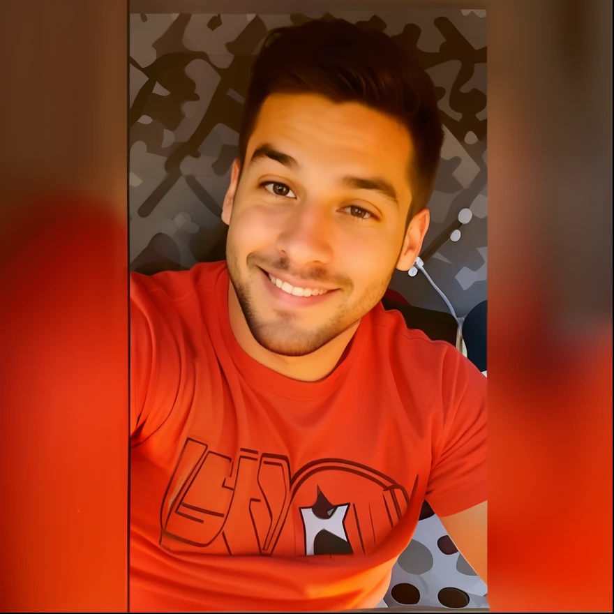 There's a man in a red shirt smiling for a picture, foto de perfil, facebook post, foto vazada, em torno de 1 9 anos, imagem de qualidade muito baixa, ele tem cerca de 30 anos, ele tem cerca de 3 0 anos de idade, ele tem cerca de 20 anos | curto, 2 4 - ano - homem de idade, ele tem cerca de 2 5 anos de idade