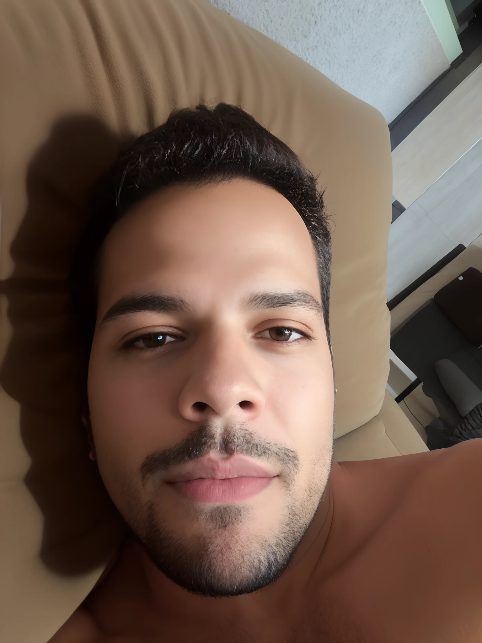 Man lying on a sofa with his hand up, relaxing and smiling at camera, caio santos, Selfie de um homem, iphone Selfie, Selfie!!!!! de um homem, Homem de 4 0 anos, Fotografia Selfie 8k, (38 anos), 3 2 - ano - homem de idade, Pose satisfeita, david rios ferreira, Selfie do instagram, foto Selfie