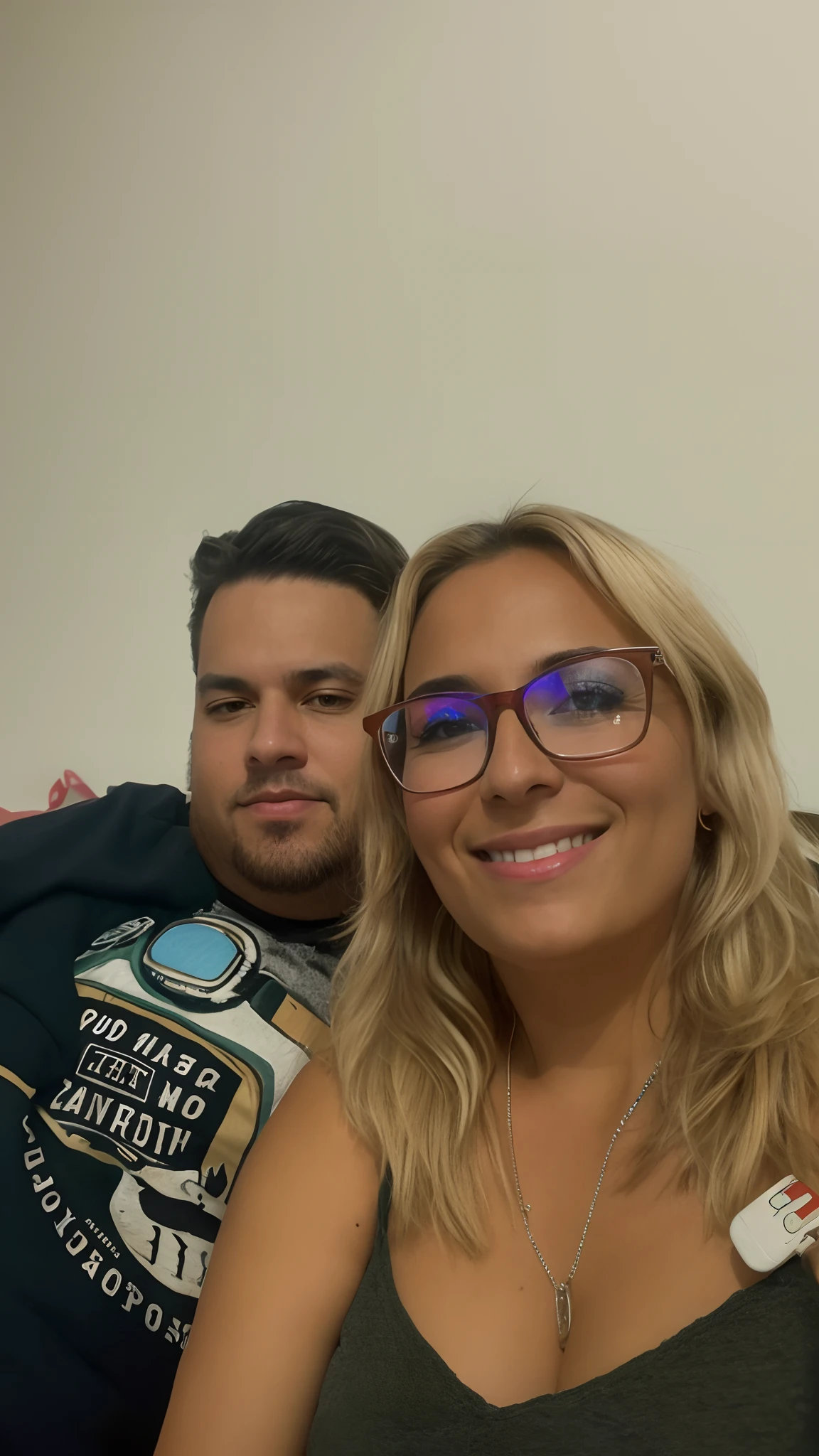 Blonde woman with glasses sitting next to a man with a remote control, imagem de perfil, Directed by: Nandor Soldier, Foto realista, imagem de qualidade muito baixa, imagem do avatar, Mulher de 30 anos, 3 0 anos de idade mulher, par, por Julius como se, Postagem no Reddit, album photo, Fotografia tirada em 2 0 2 0